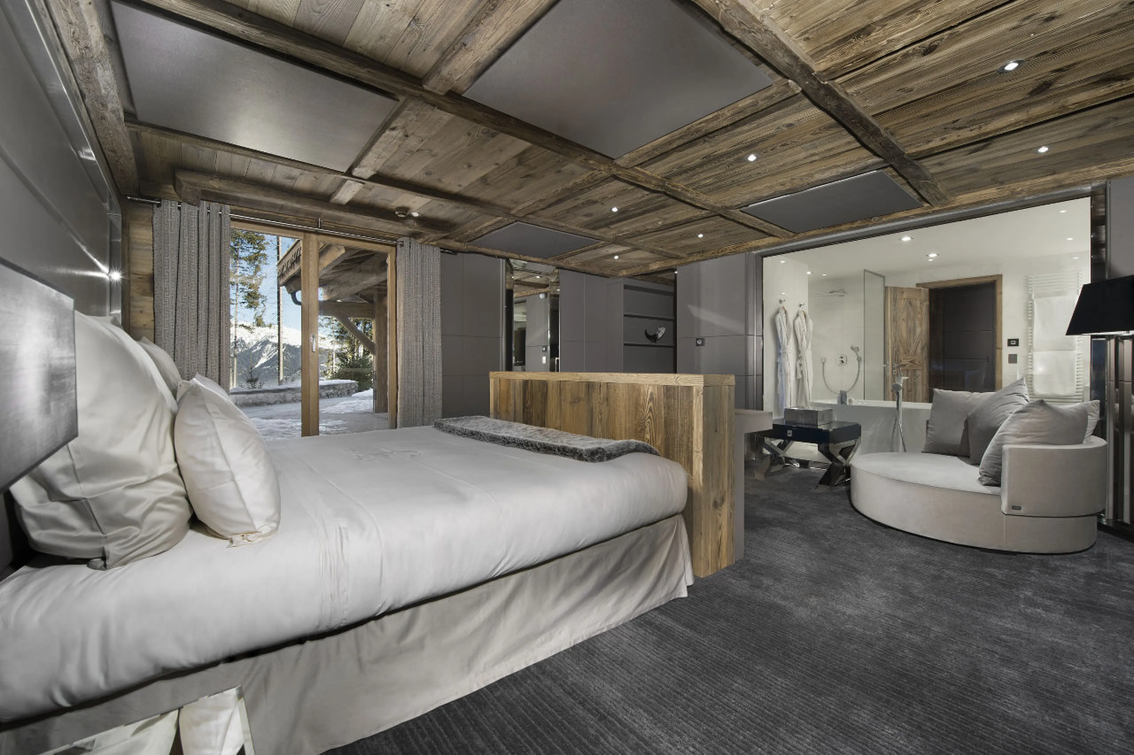 Voluminous bedroom with all amenities and terrace access in Chalet Tahoe in Courchevel 1850
