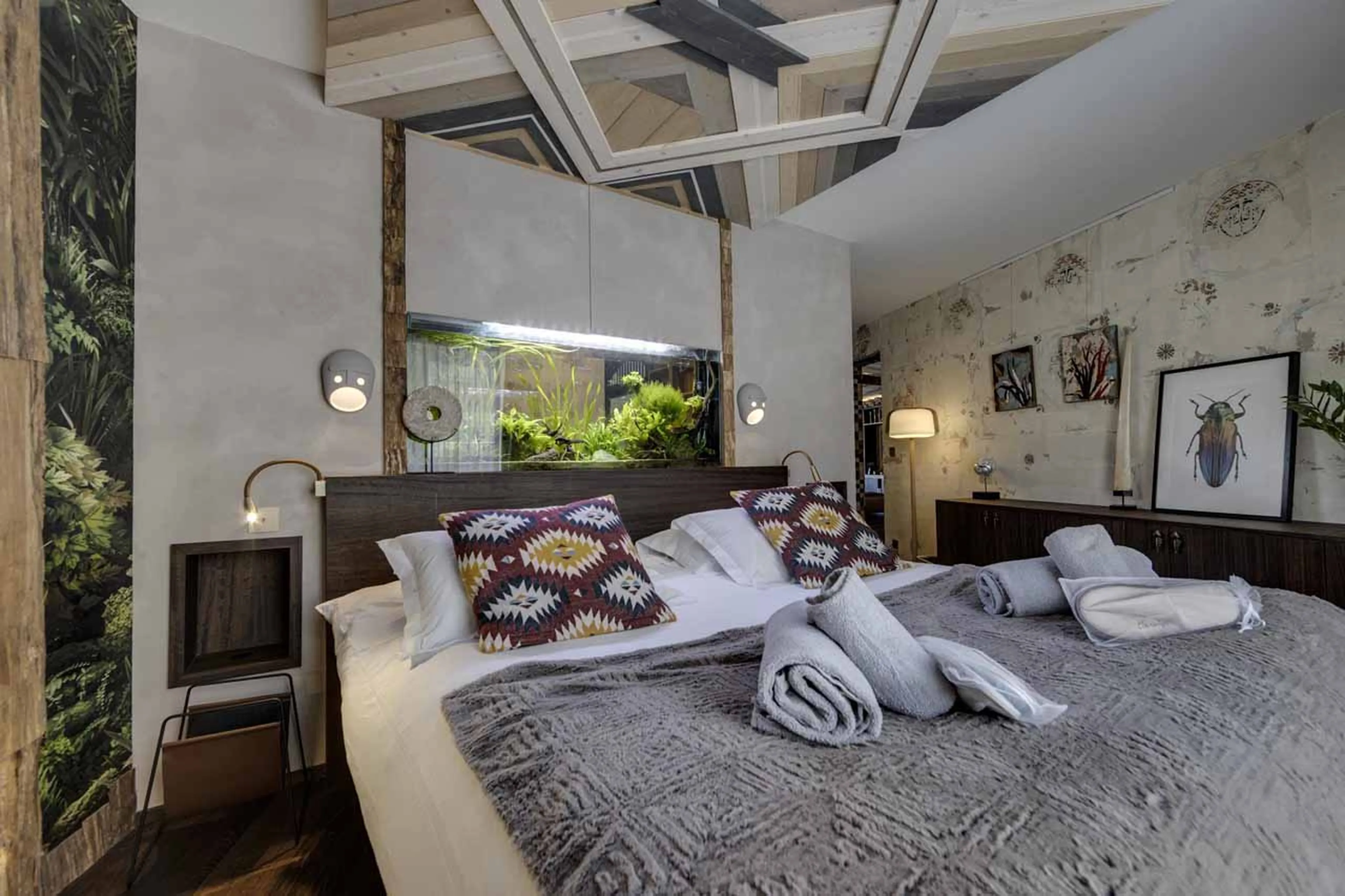 Bedroom two with fish tank headboard at Apartment Tajj in Tignes