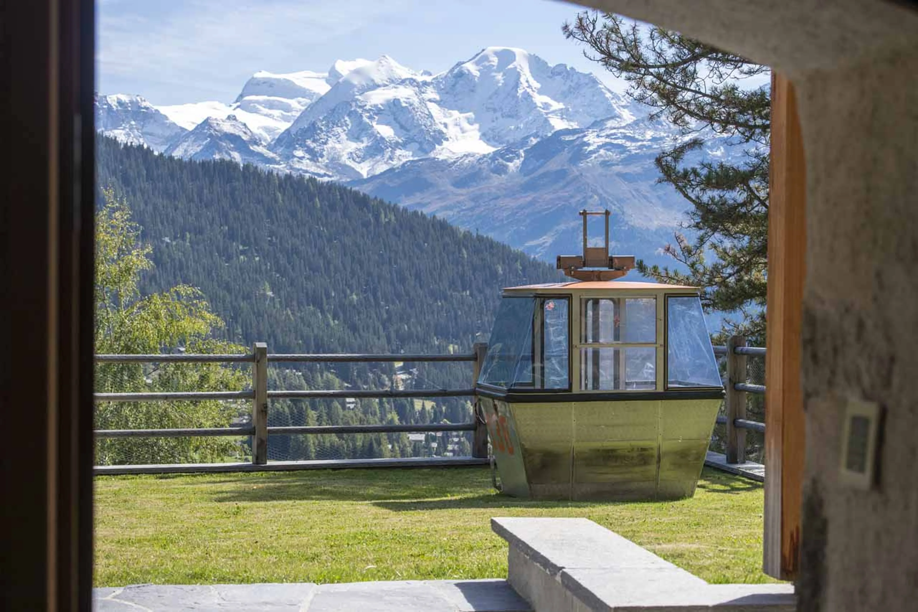 Cable car in garden at Chalet Tire Bouchon in Verbier