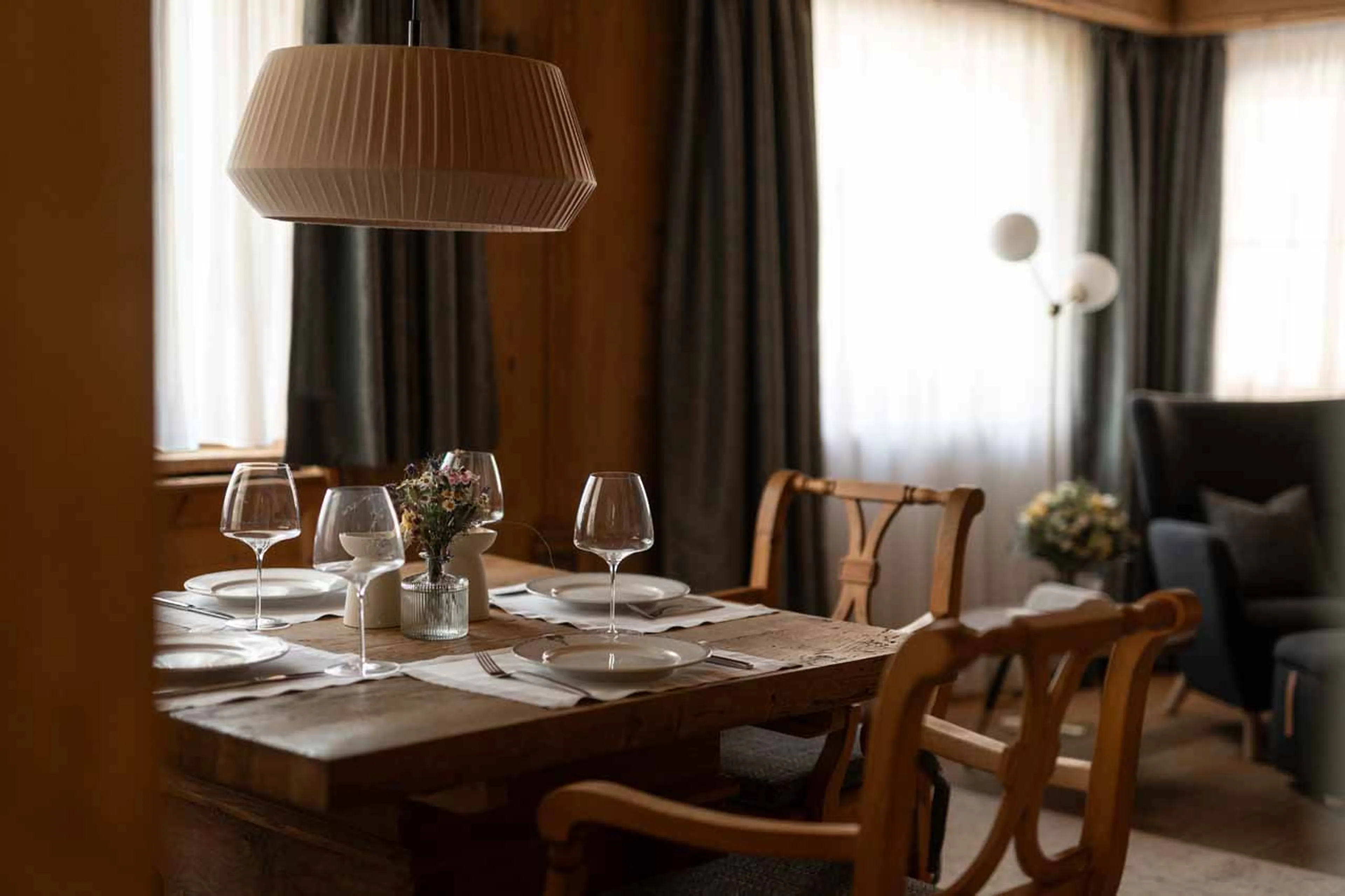 Dining area and kitchen at Chalet Toda in Lech