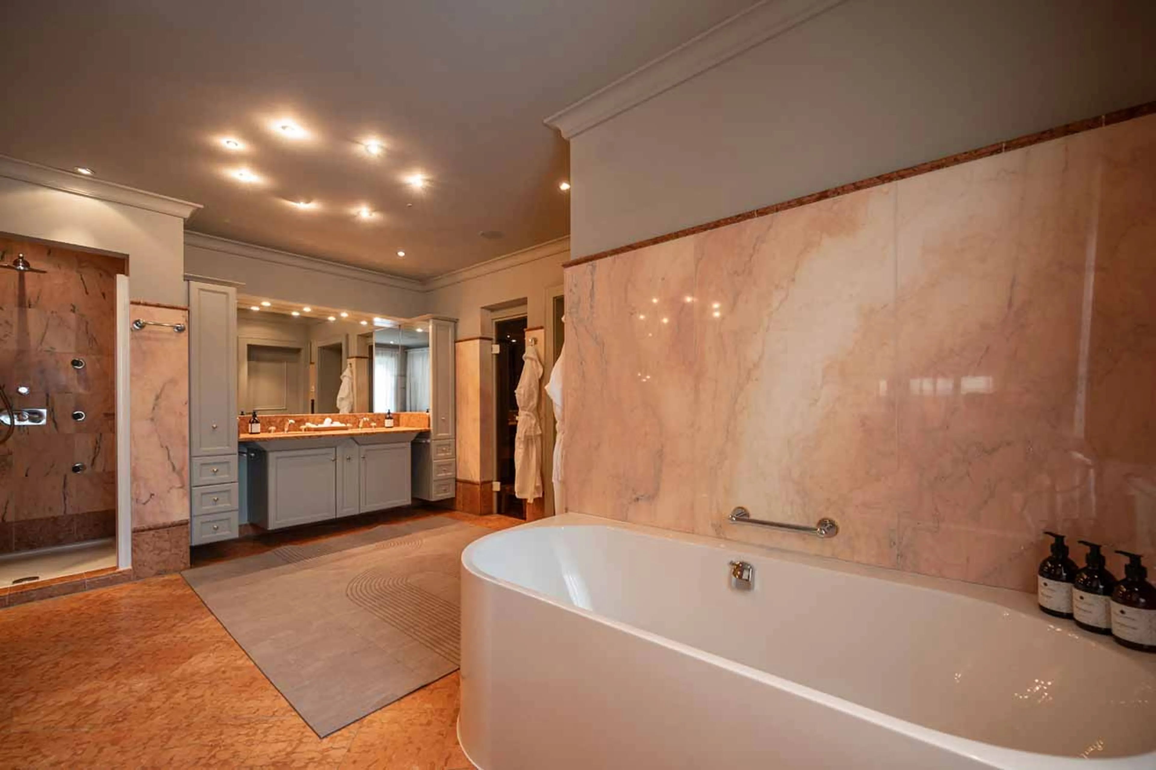 Jack & Jill style bathroom at Chalet Toda in Lech
