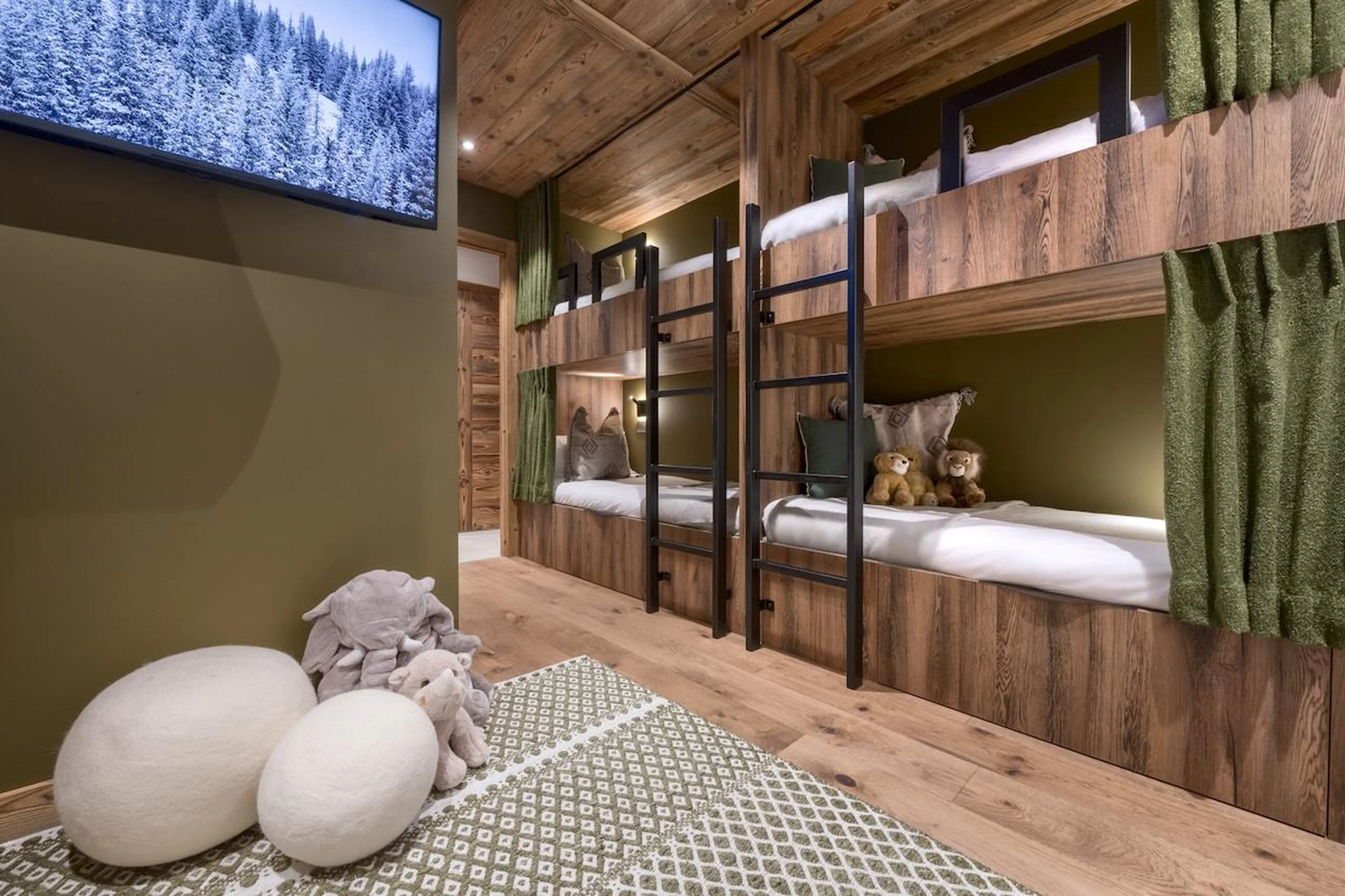 Bunk room with space for four and an en-suite bathroom at Chalet Tosca in Les Gets