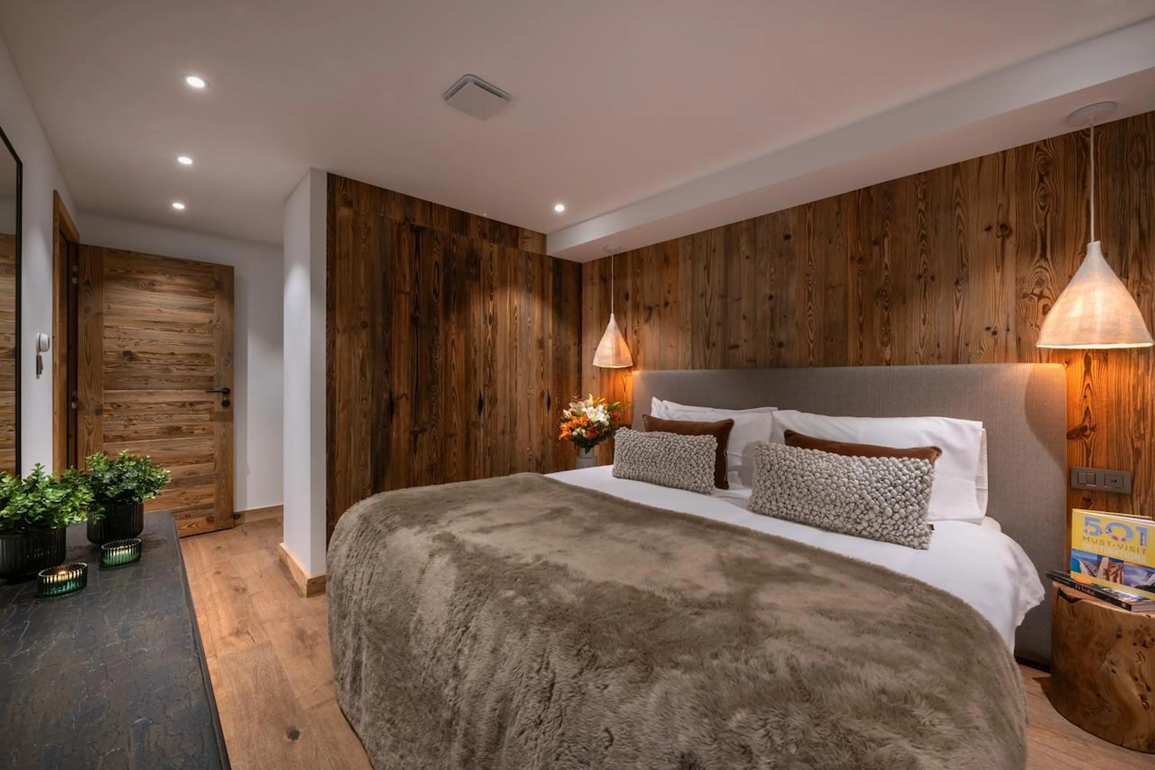 Bedroom with super-king/twin beds and en-suite shower room at Chalet Tosca in Les Gets