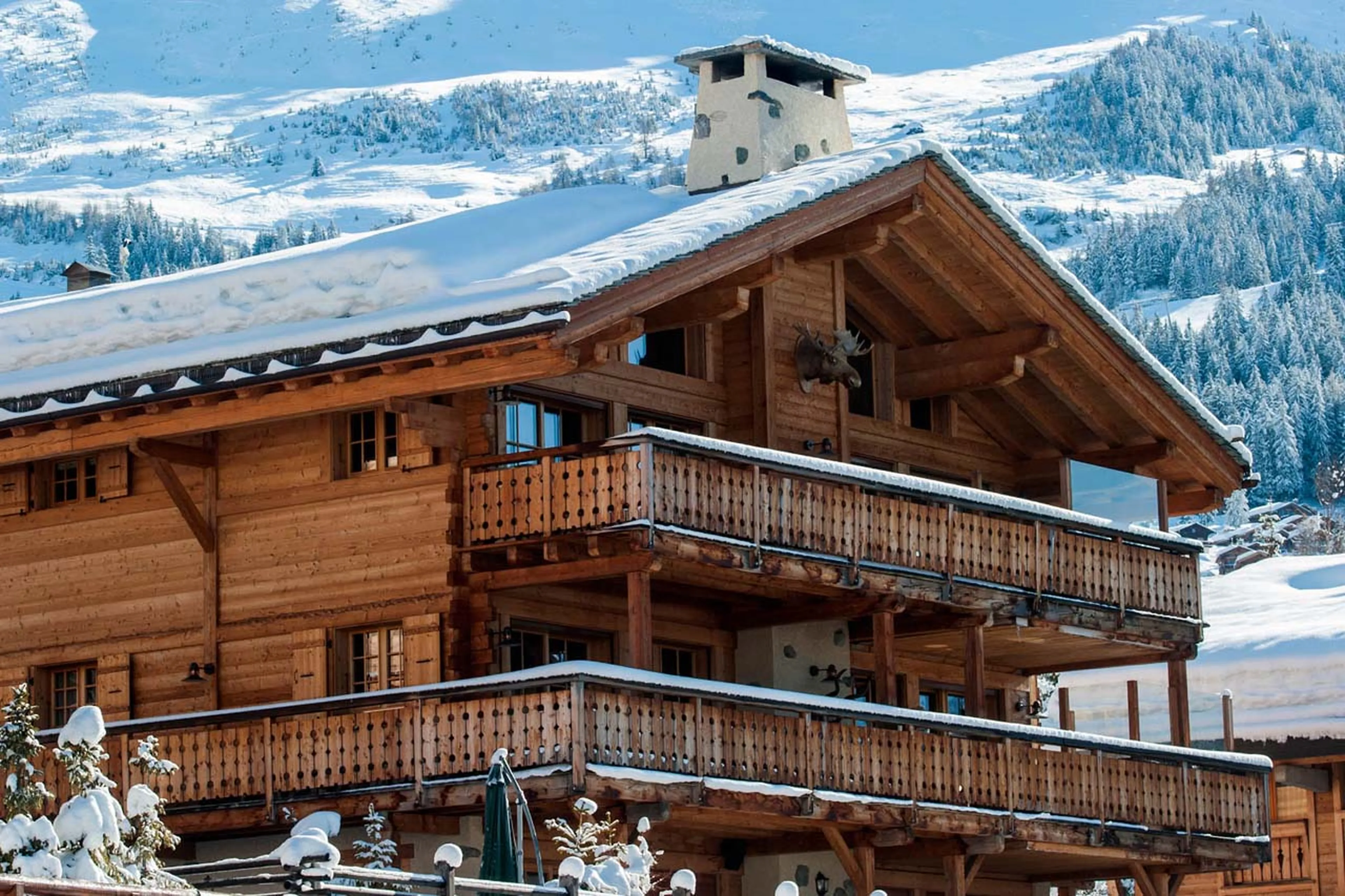 Exterior and balconies of Penthouse Treize Etoiles in Verbier