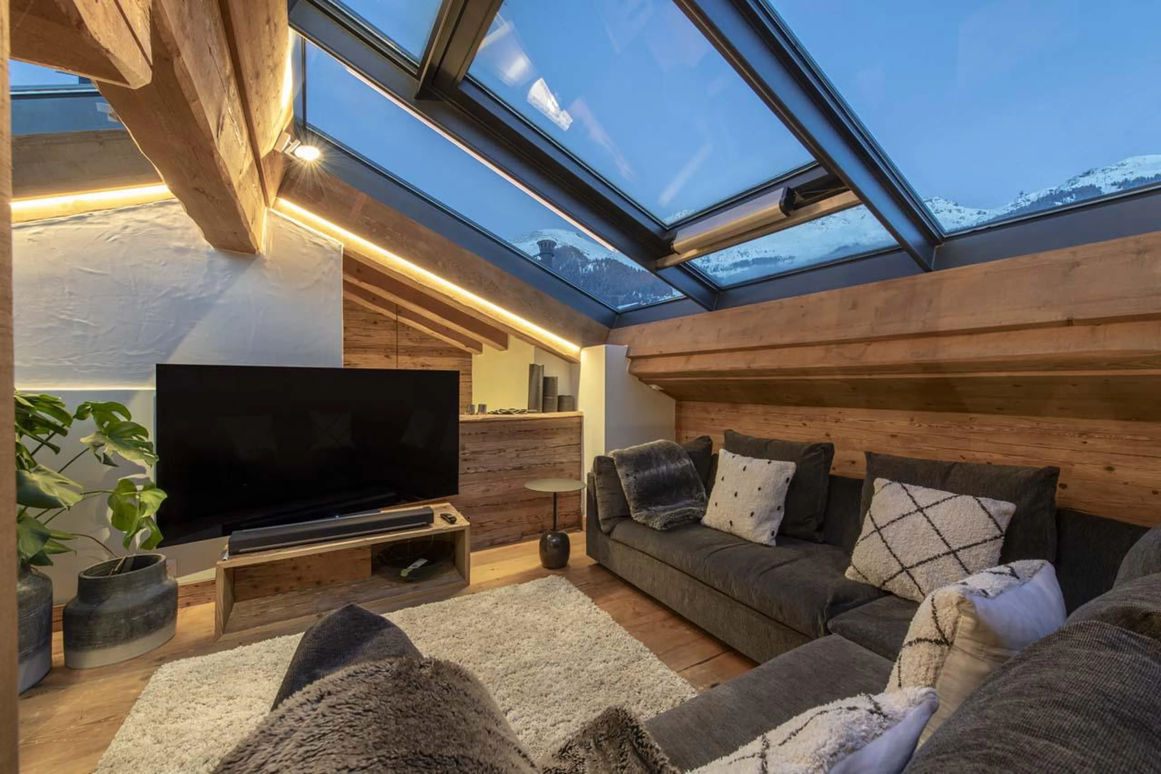TV room at Penthouse Treize Etoiles in Verbier