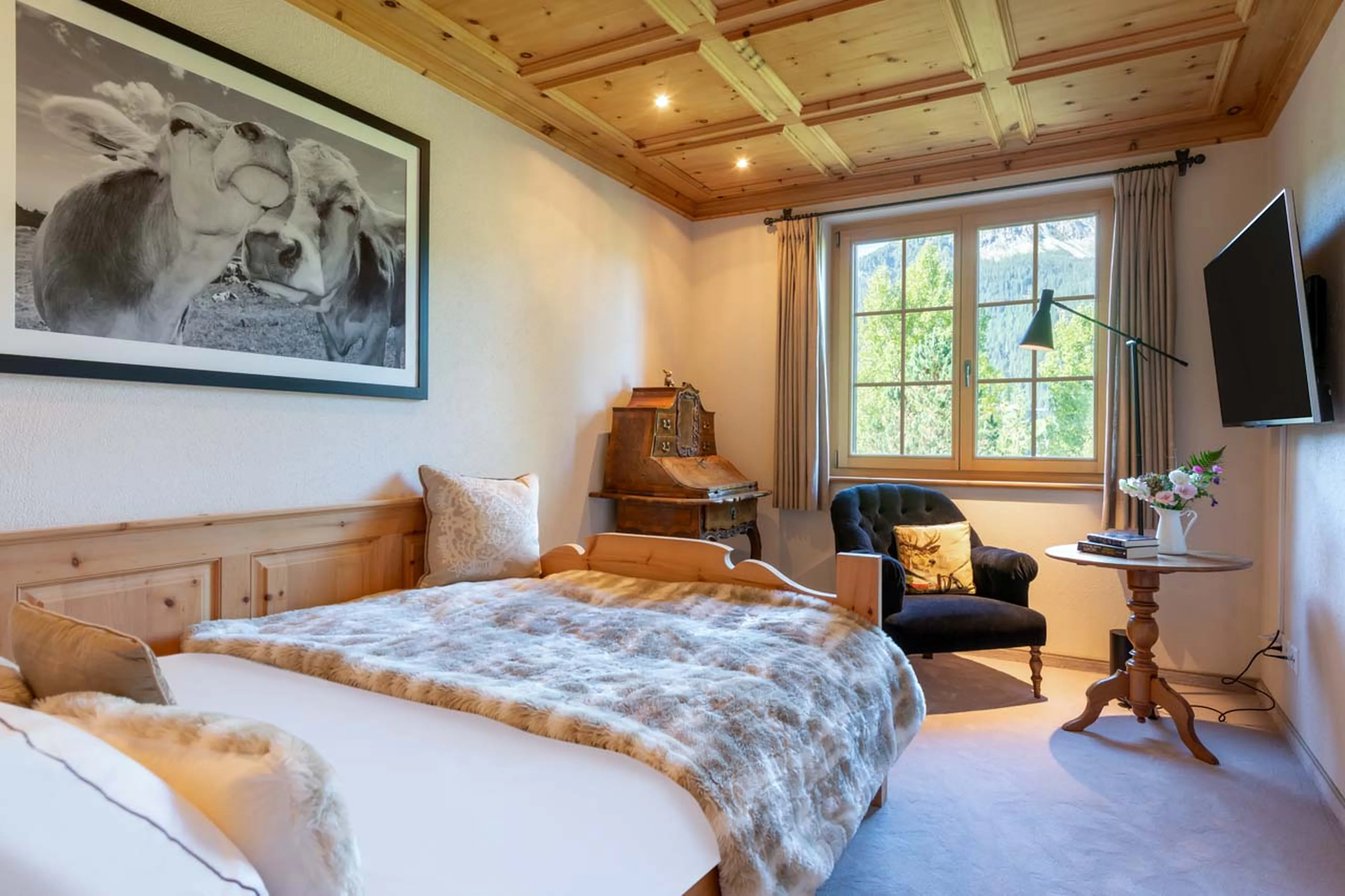 TV in single bedroom at Chalet Tschuetta in Klosters