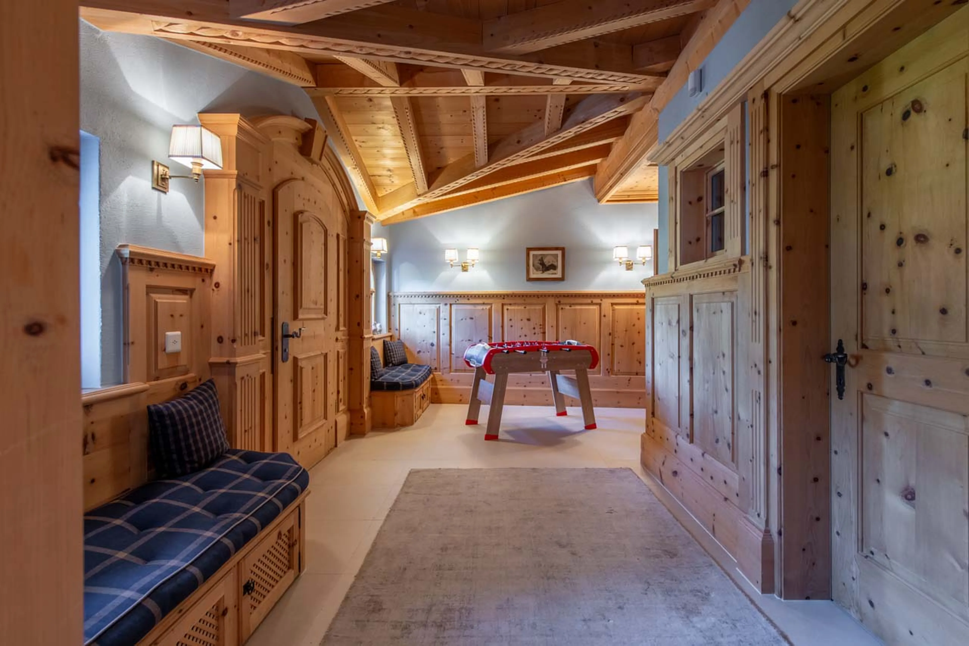 Entrance hall with foosball table at Chalet Tschuetta in Klosters