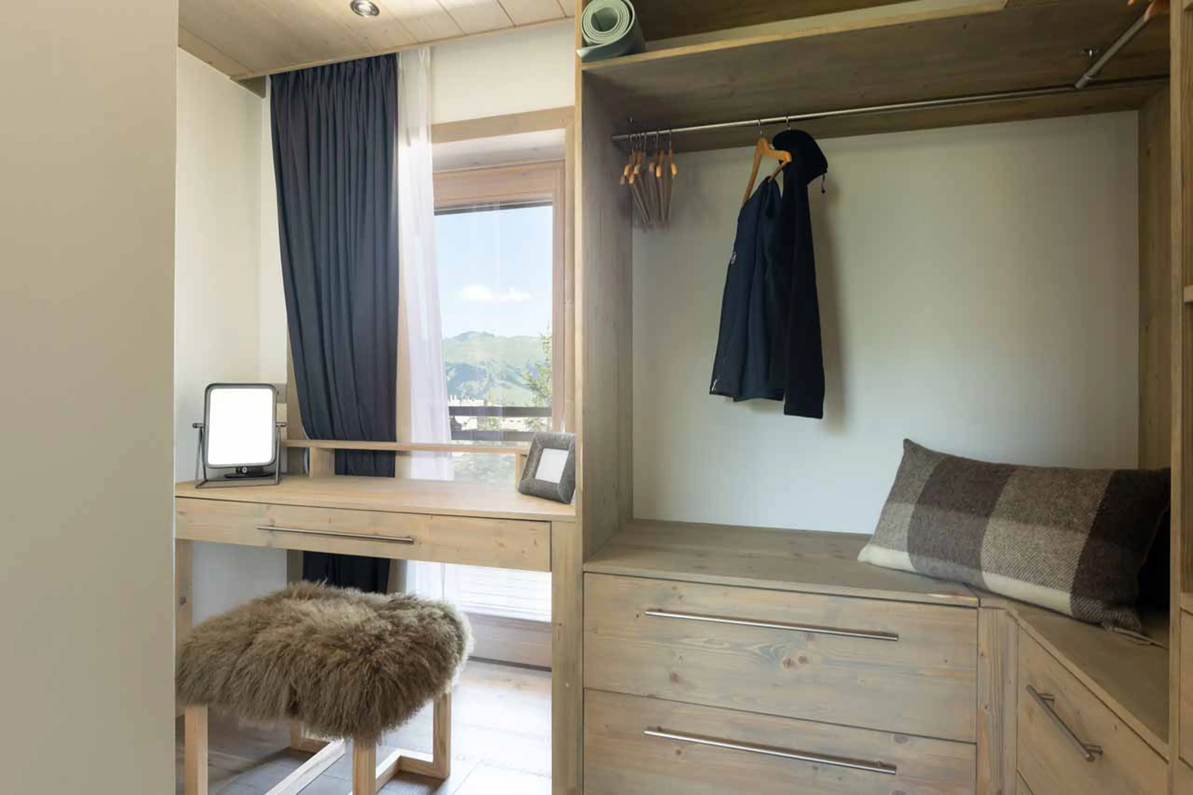 Dressing room desk at Chalet Ursus in Courchevel 1650