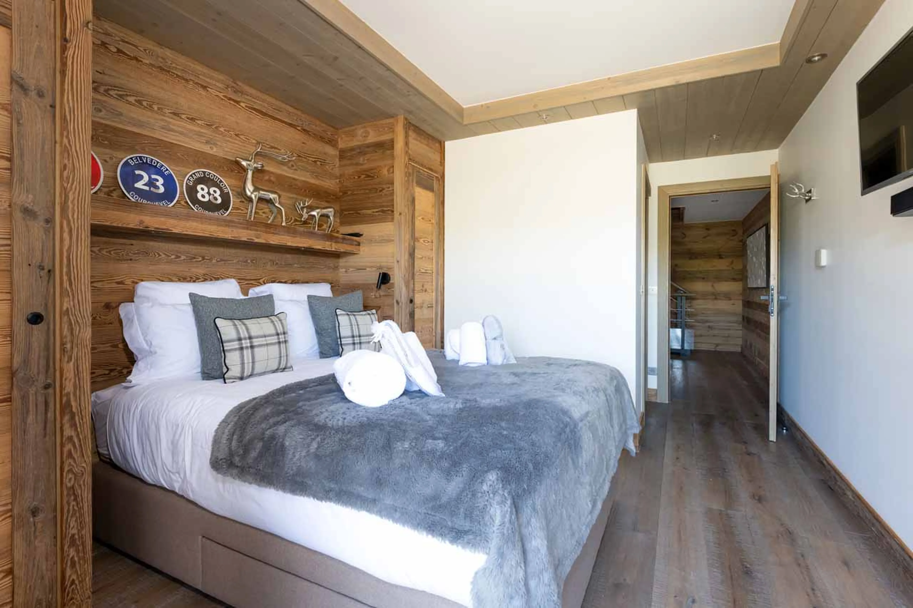 Double bedroom at Chalet Ursus in Courchevel 1650