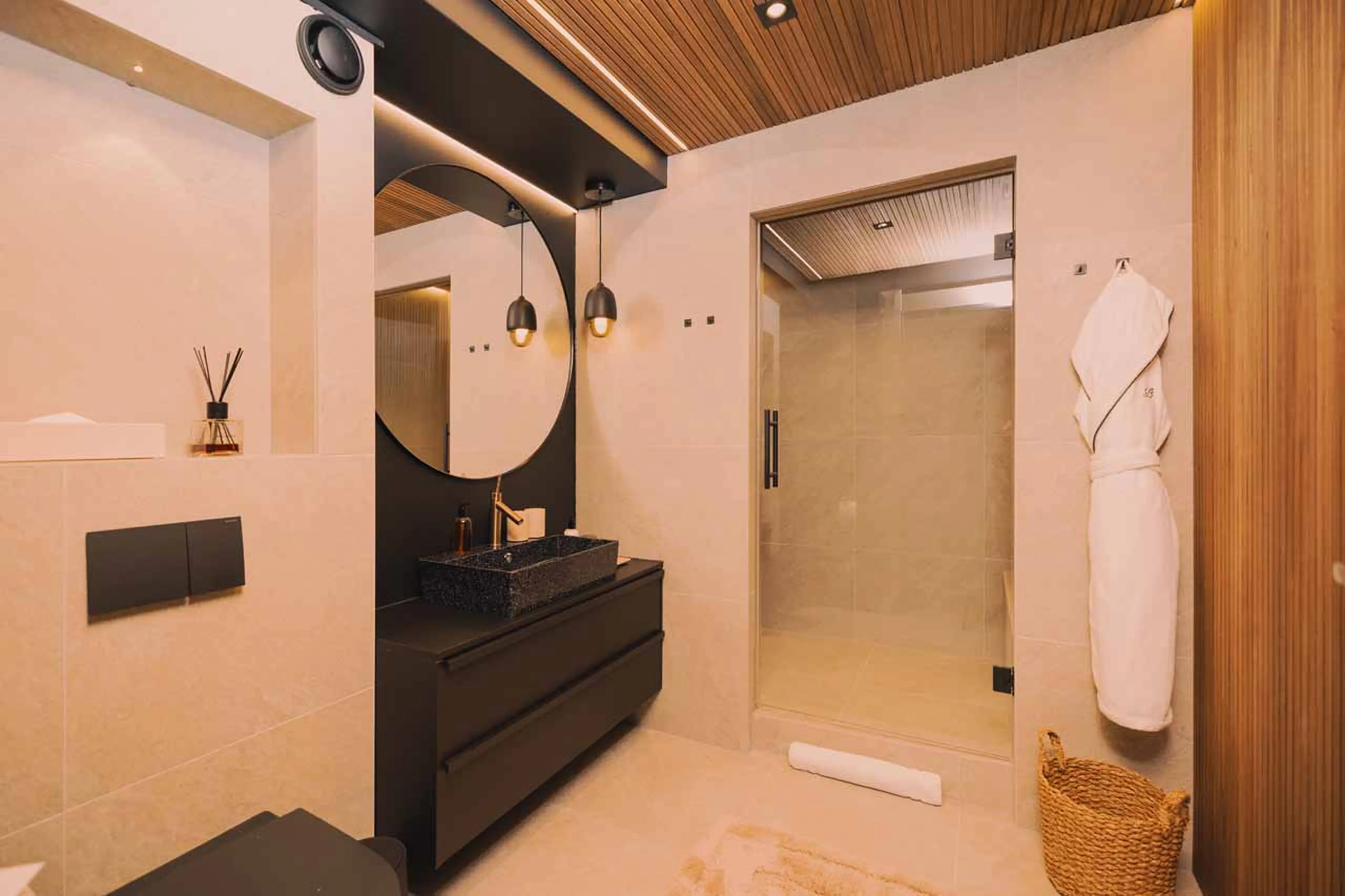 Bedroom 2 en-suite at Chalet Utsu in Finland