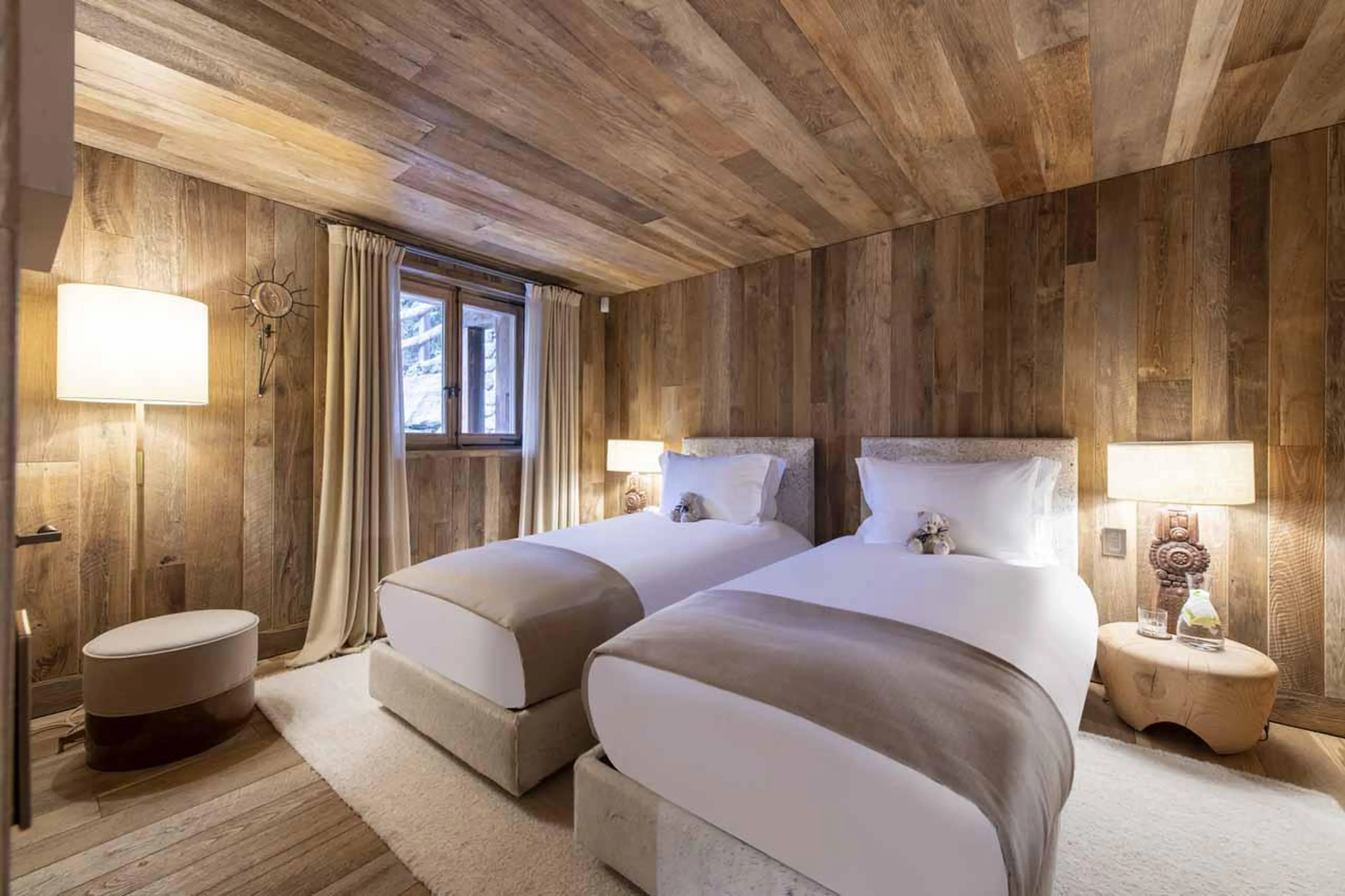 Twin bedroom with en-suite shower room at Chalet Vicuna in Verbier