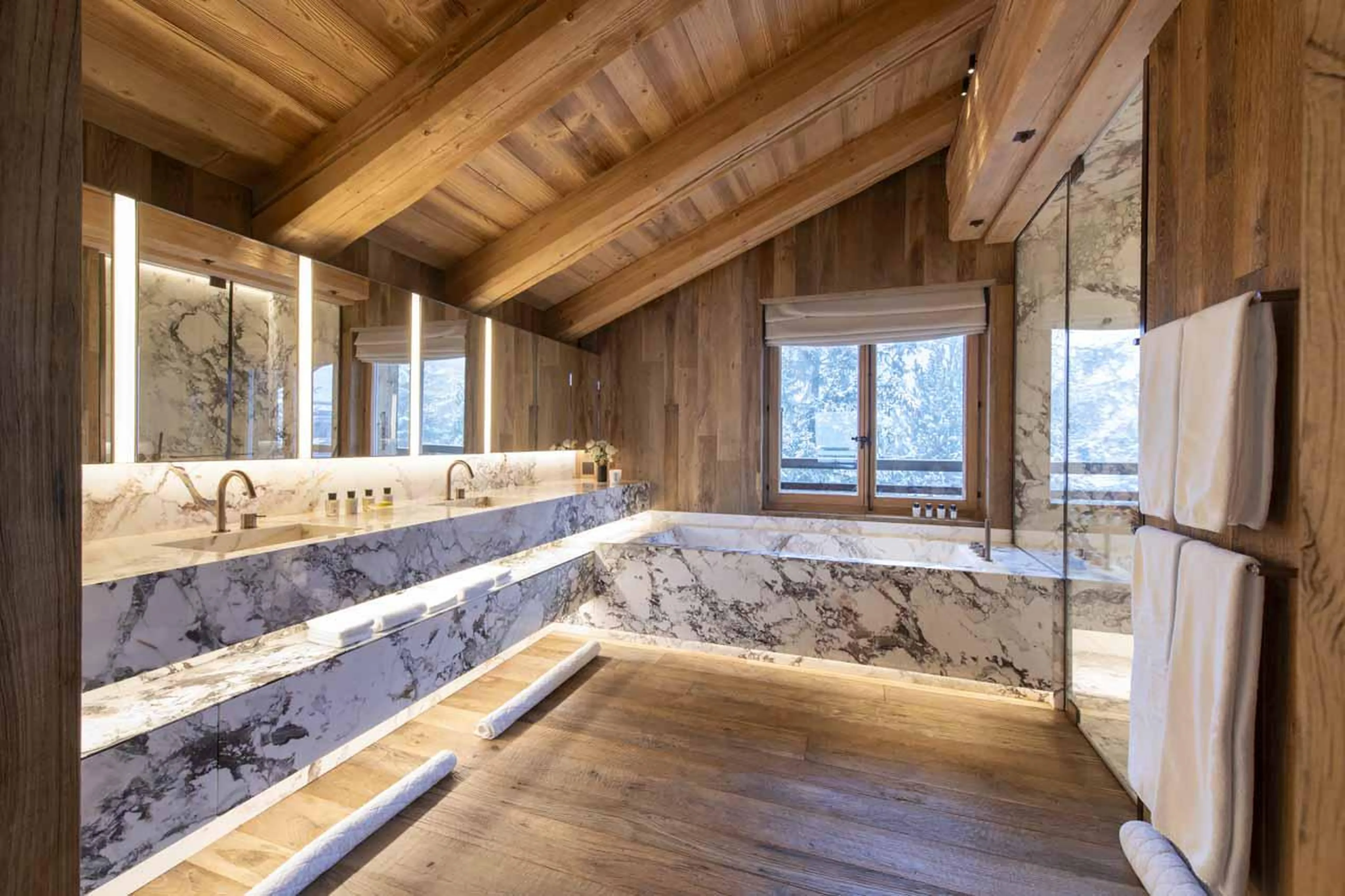 En-suite bathroom with separate hammam shower at Chalet Vicuna in Verbier