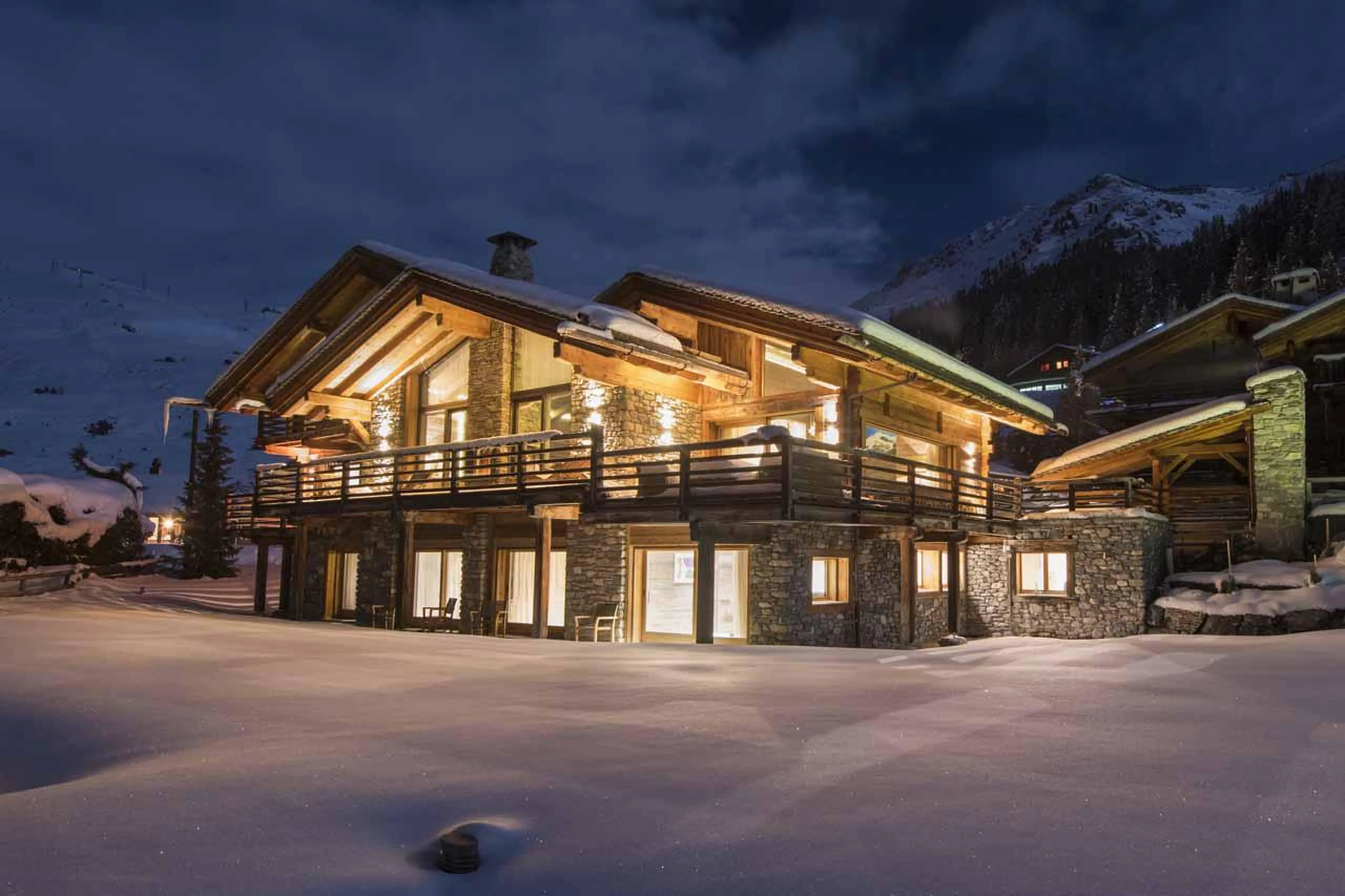 Chalet Vicuna at night in Verbier