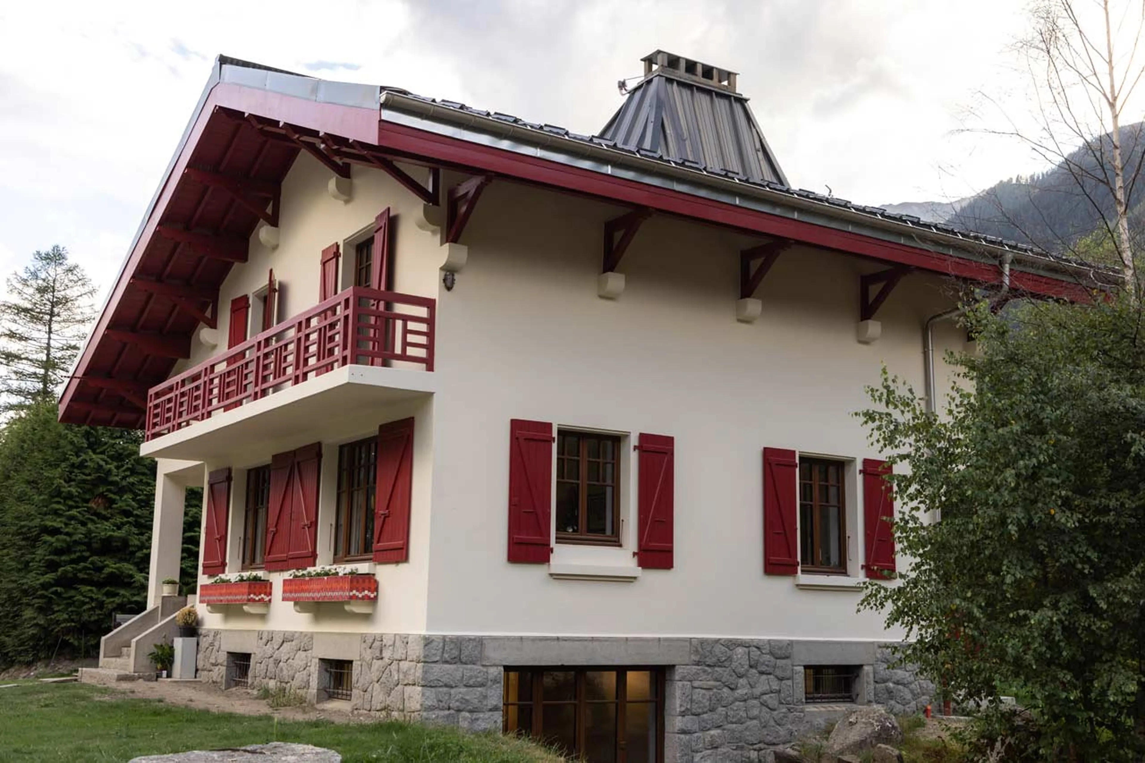 Side view of Chalet Le Volet Rouge in Chamonix