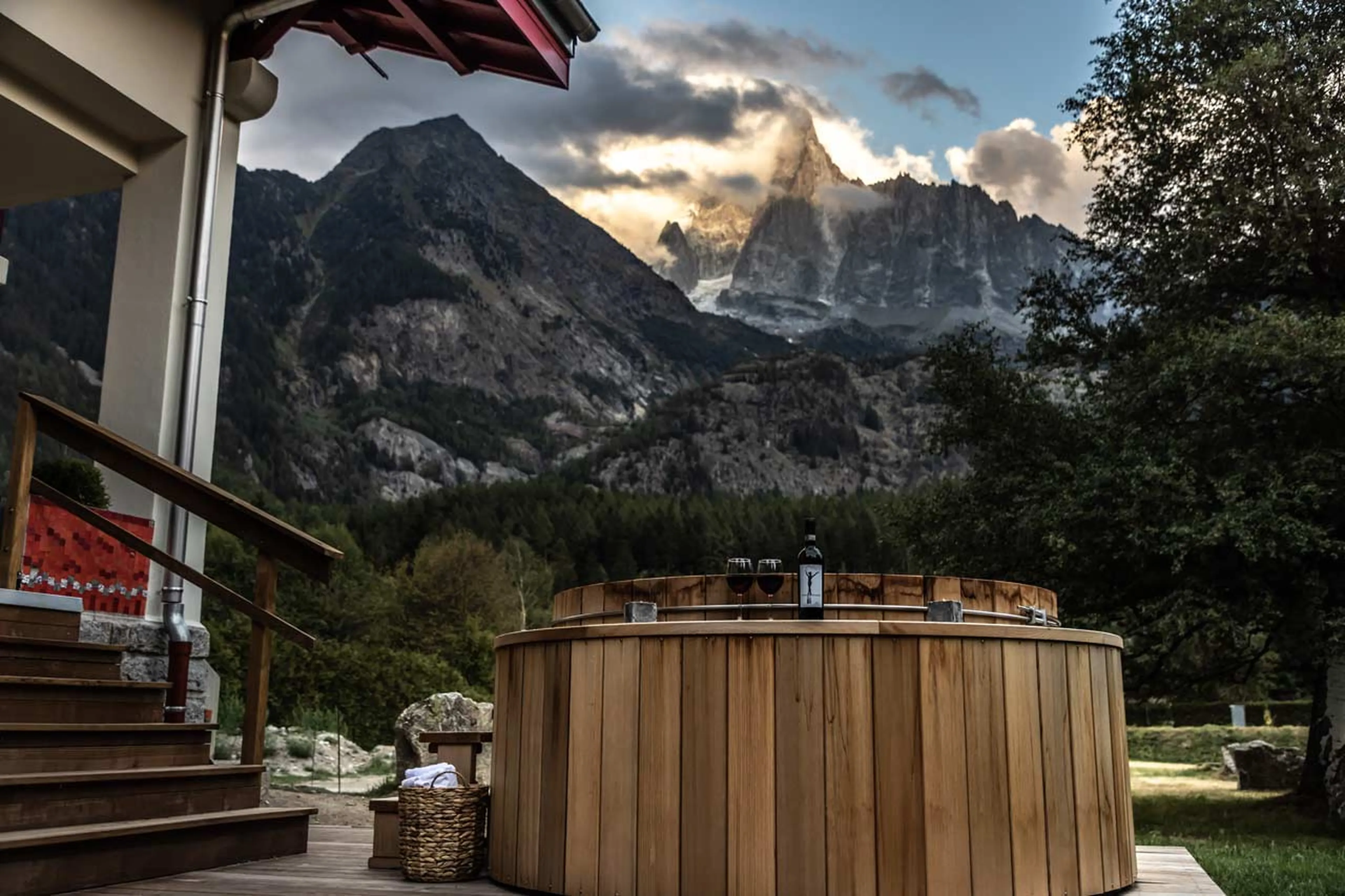 Outdoor hot tub at Chalet Le Volet Rouge in Chamonix