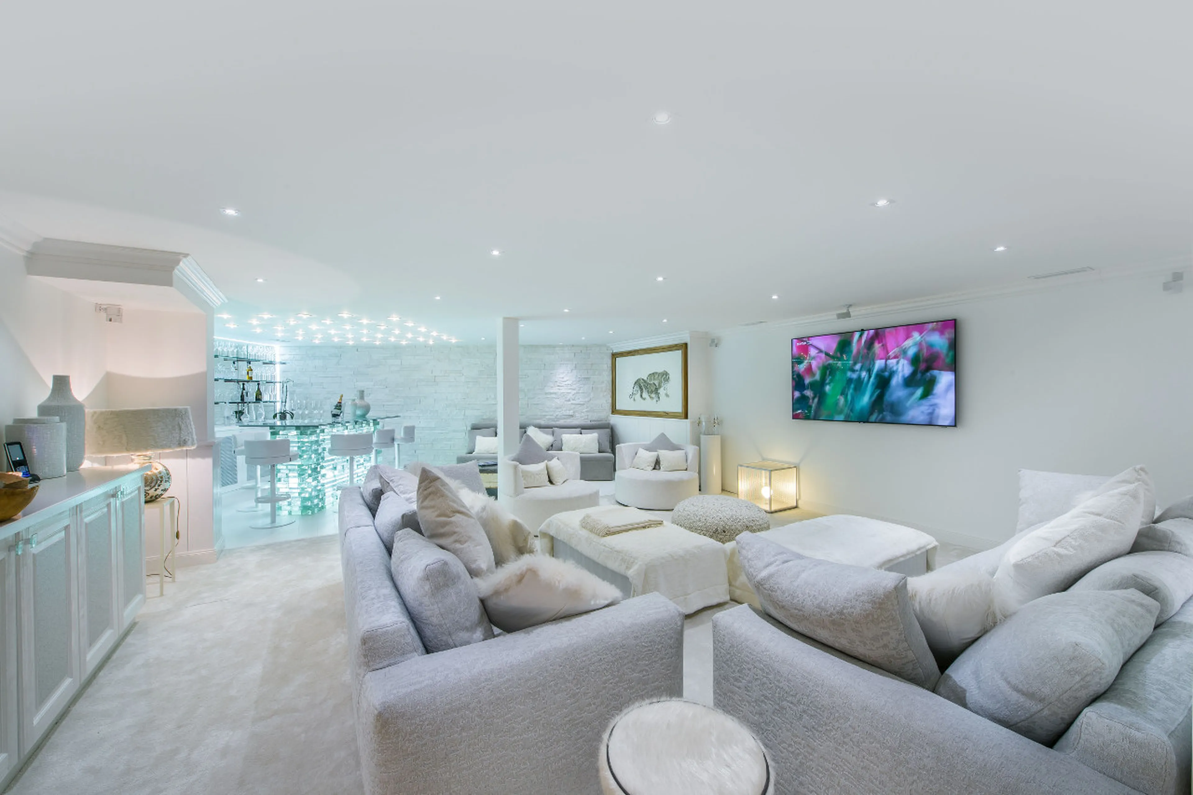 Spacious area with home cinema, bar and office in Chalet White Dream in Courchevel 1850