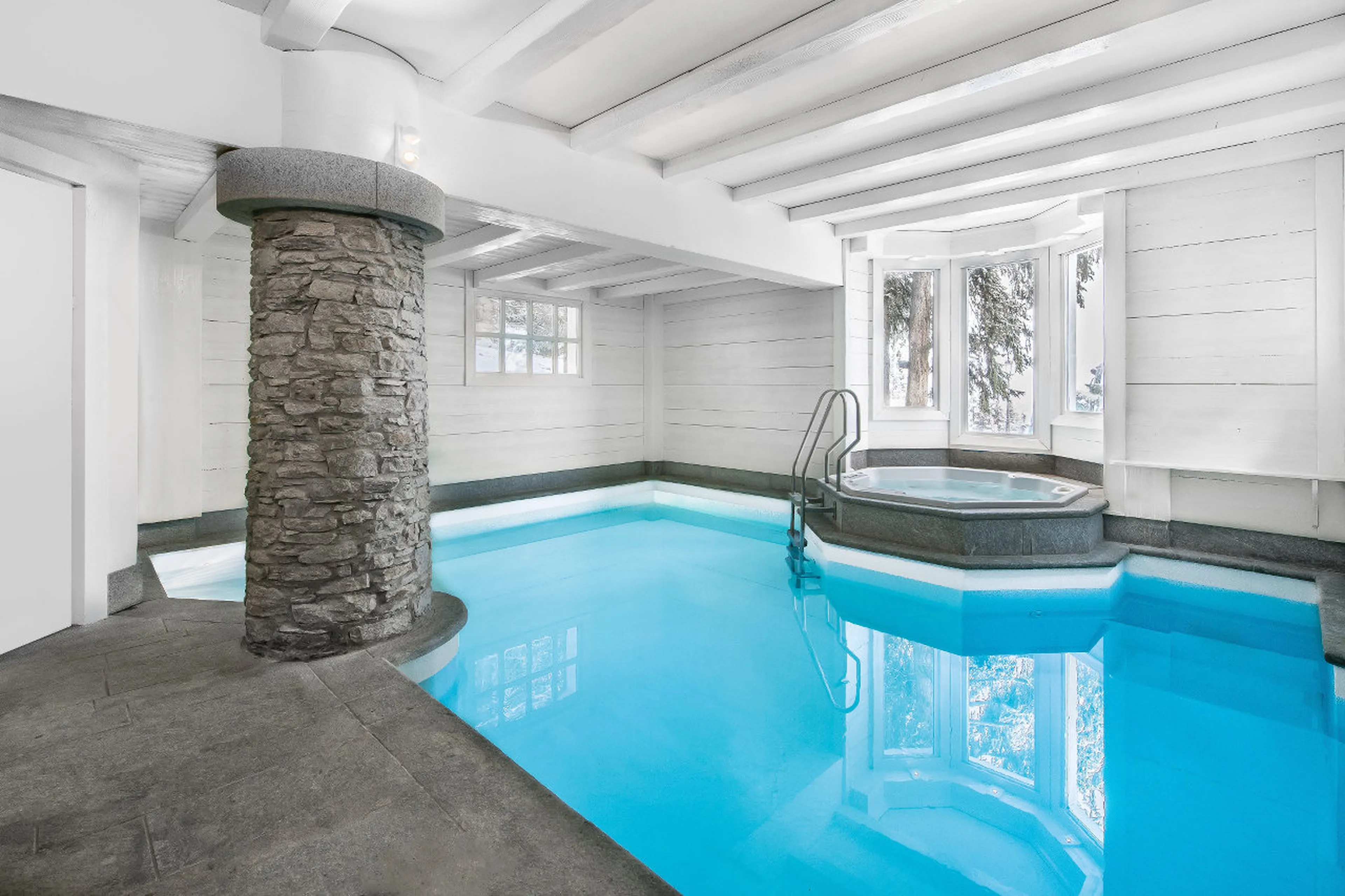Indoor swimming pool with Jacuzzi in Chalet White Dream in Courchevel 1850