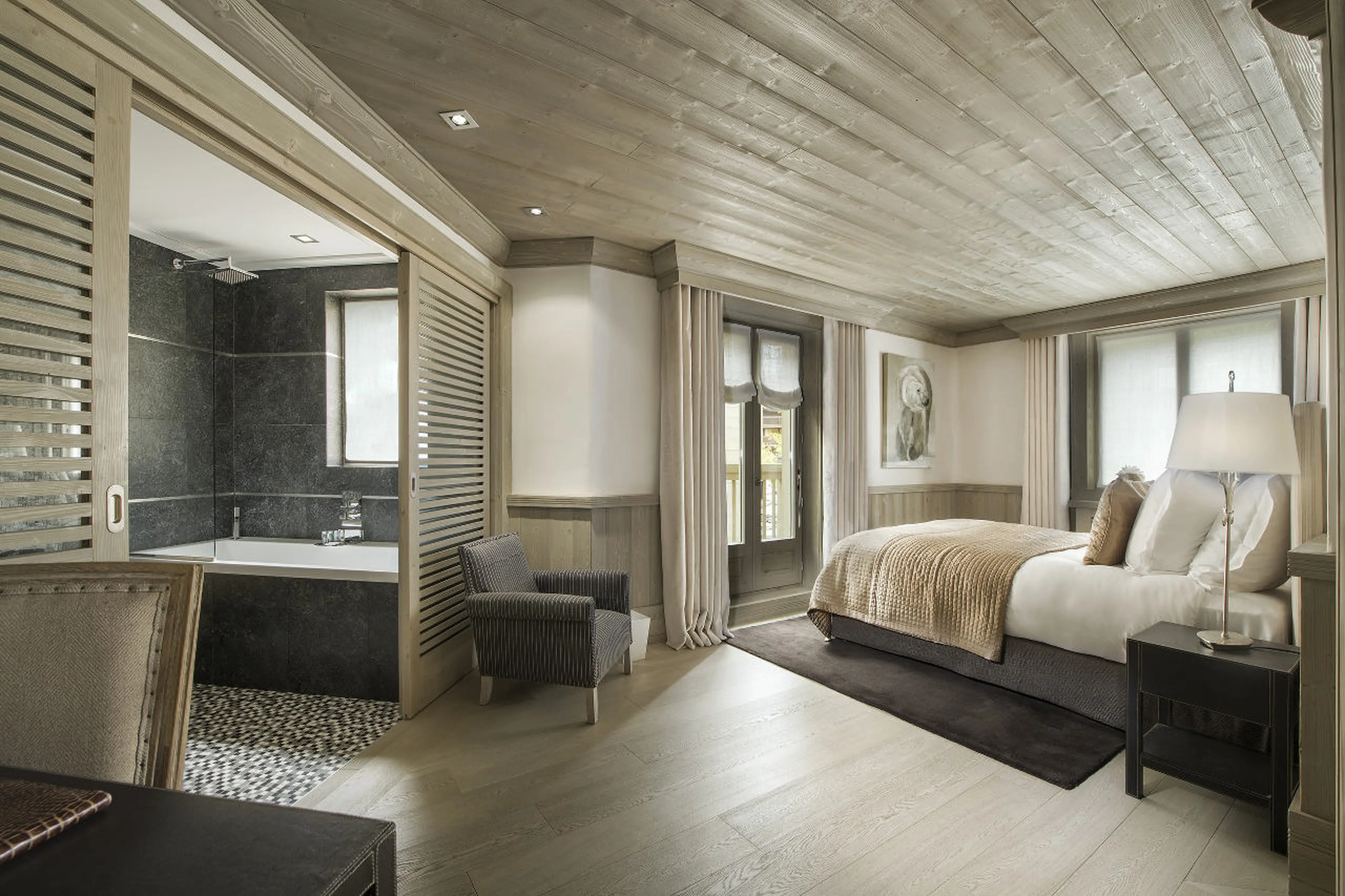 Double bedroom with en-suite bathroom in Chalet White Pearl in Val d’Isere