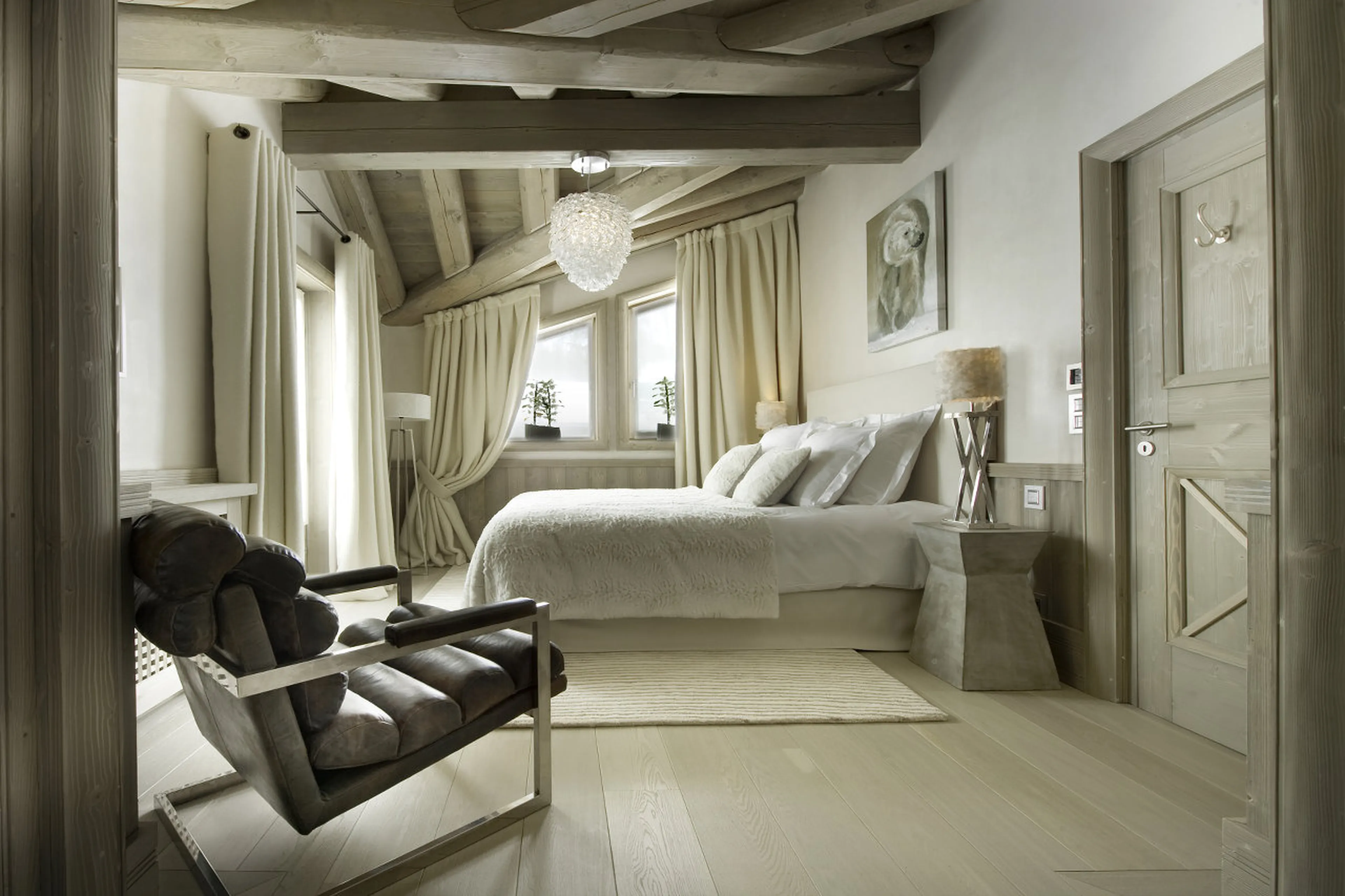 Double/twin bed in en-suite bedroom with balcony access in Chalet White Pearl in Val d’Isere