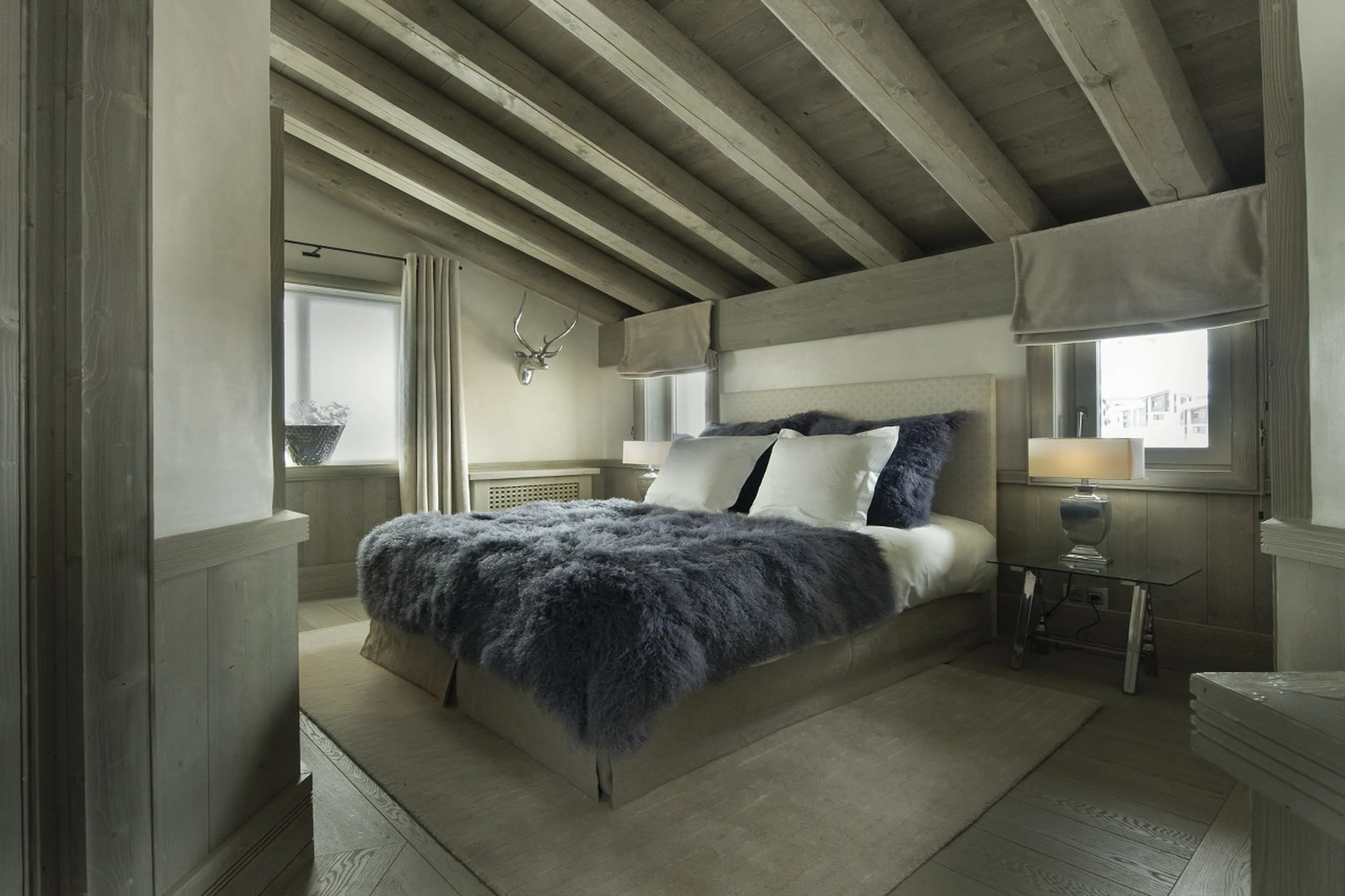 En-suite bedroom with double/twin bed in Chalet White Pearl in Val d’Isere