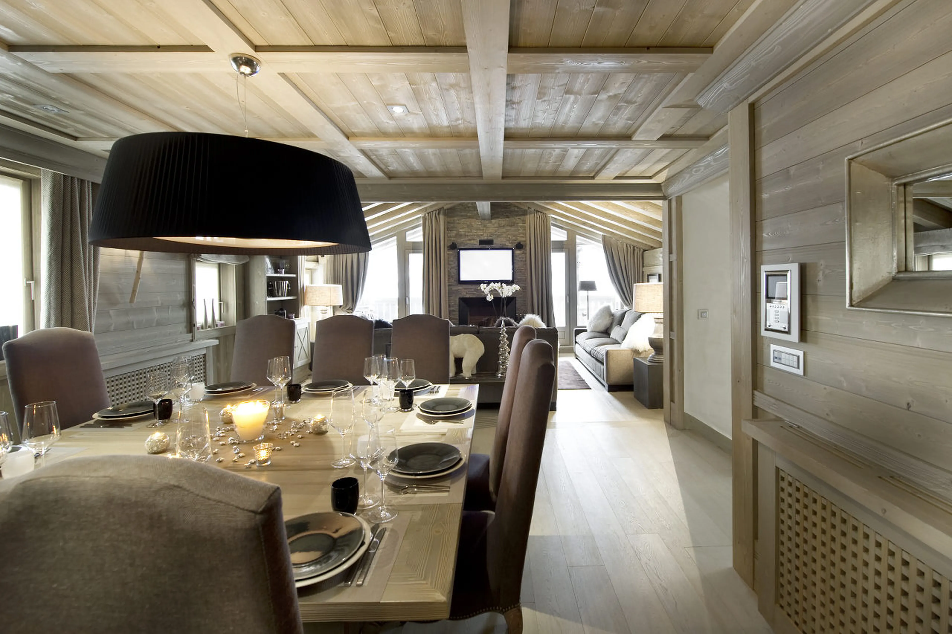 Light and spacious living/dining area of Chalet White Pearl in Val d’Isere