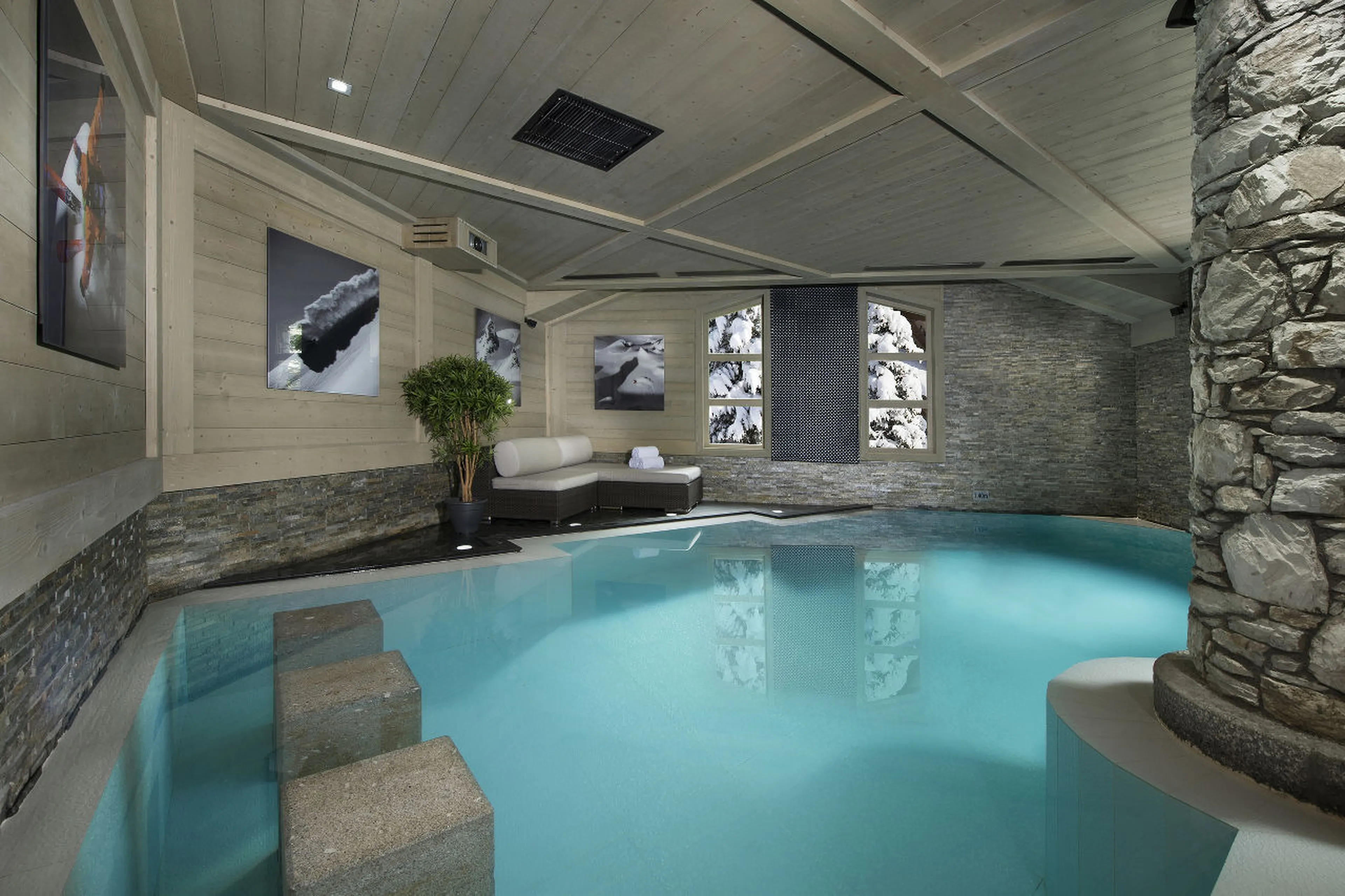 Heated indoor swimming pool in spa area of Chalet White Pearl in Val d’Isere