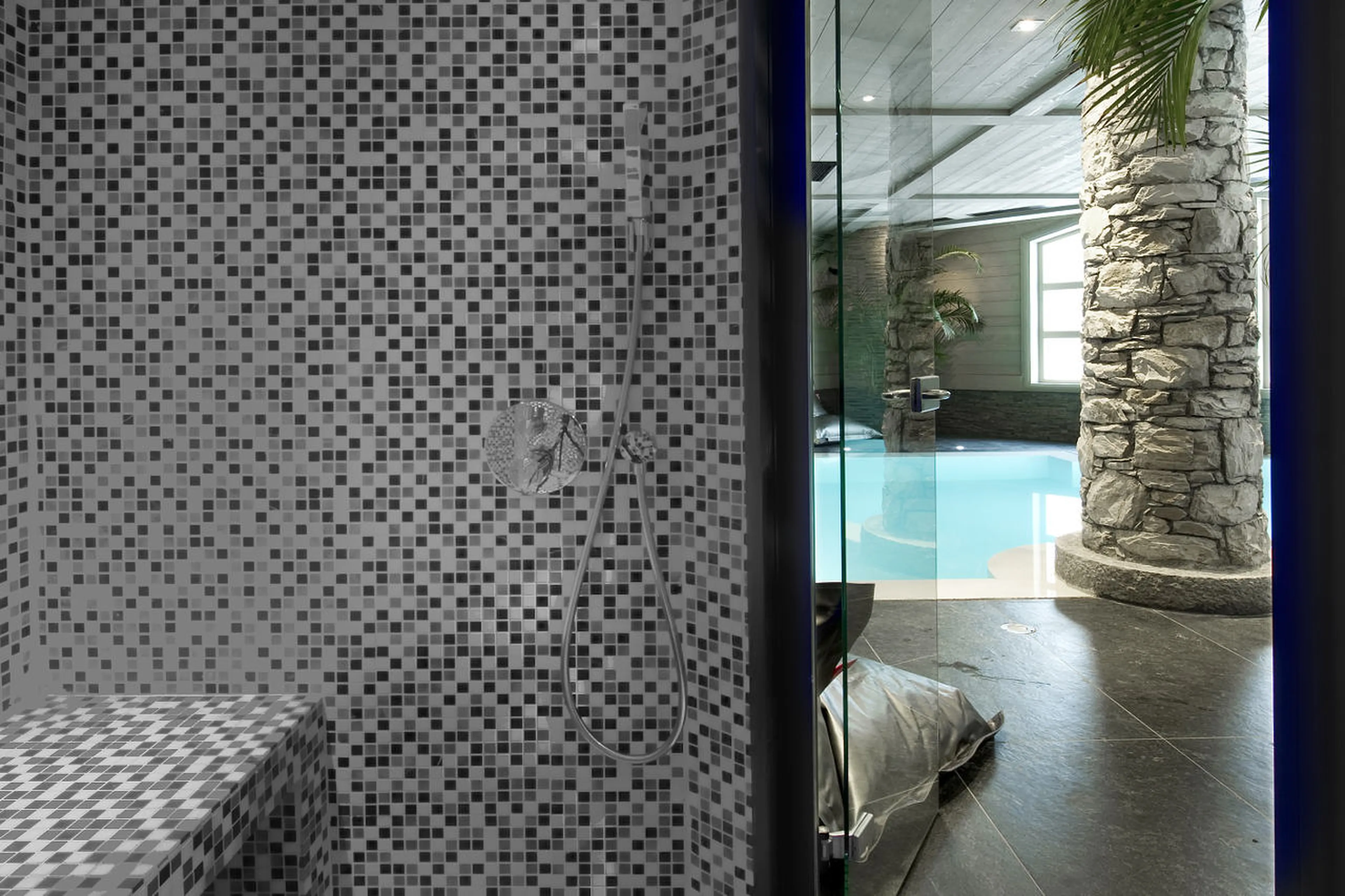 Steam room next to pool in spa area of Chalet White Pearl in Val d’Isere