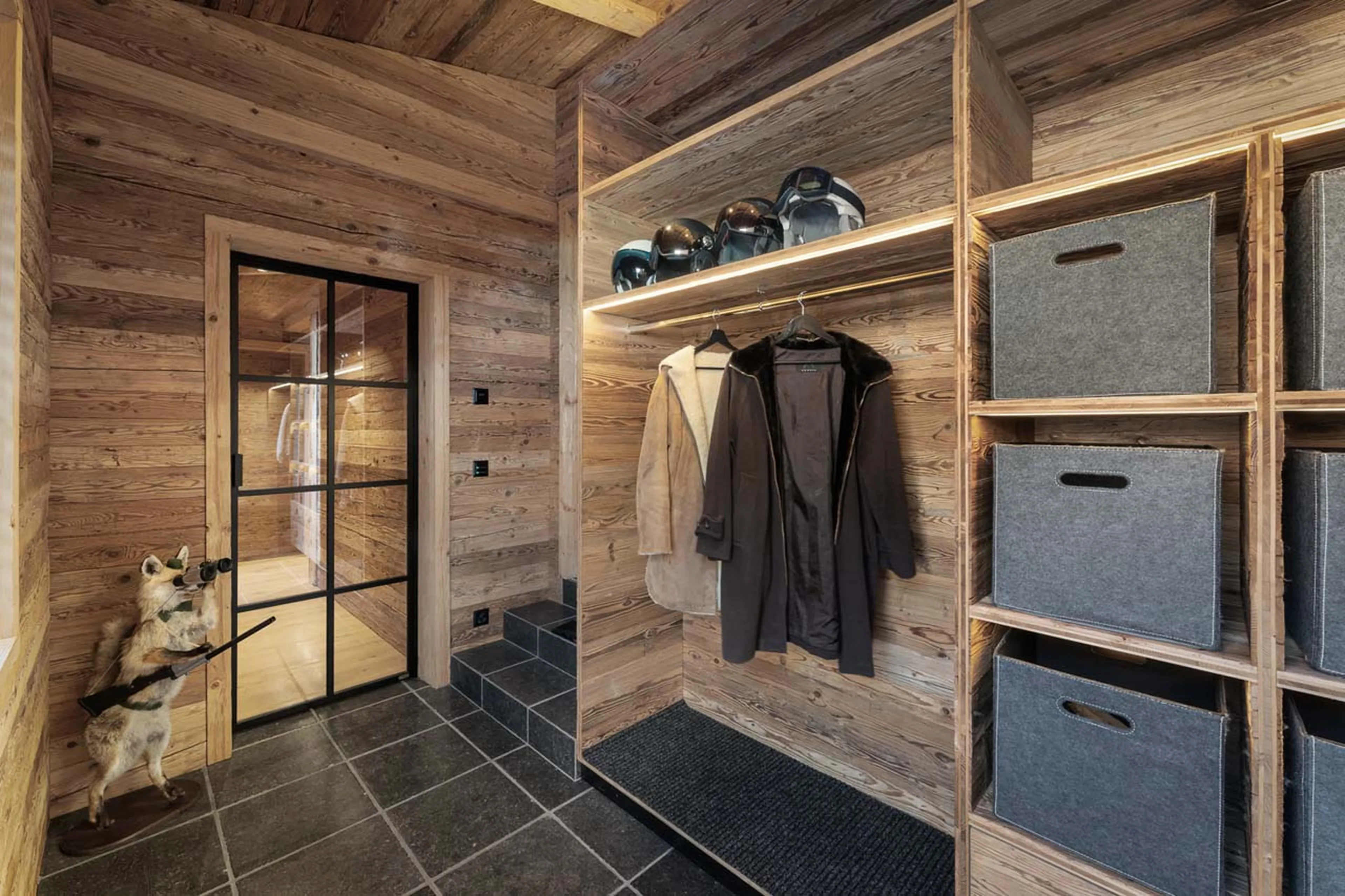 Wardrobe and storage in Chalet Wood, Davos