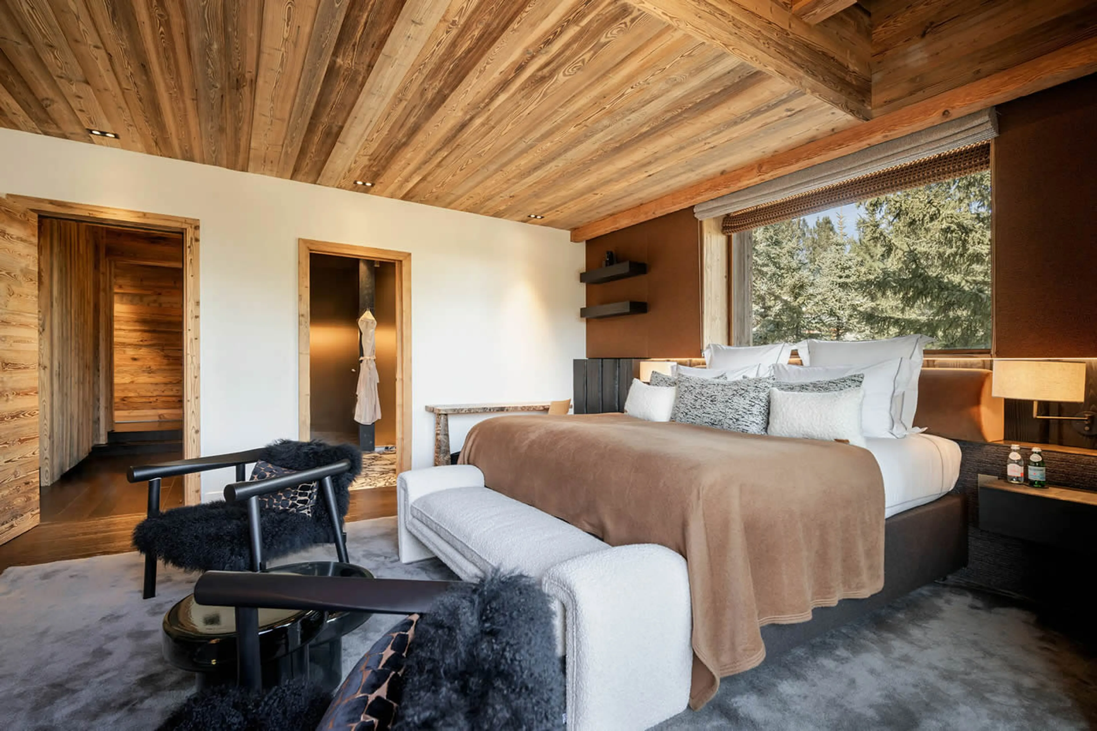 Bedroom 2 TV at Chalet Yin & Yang in Courchevel 1850