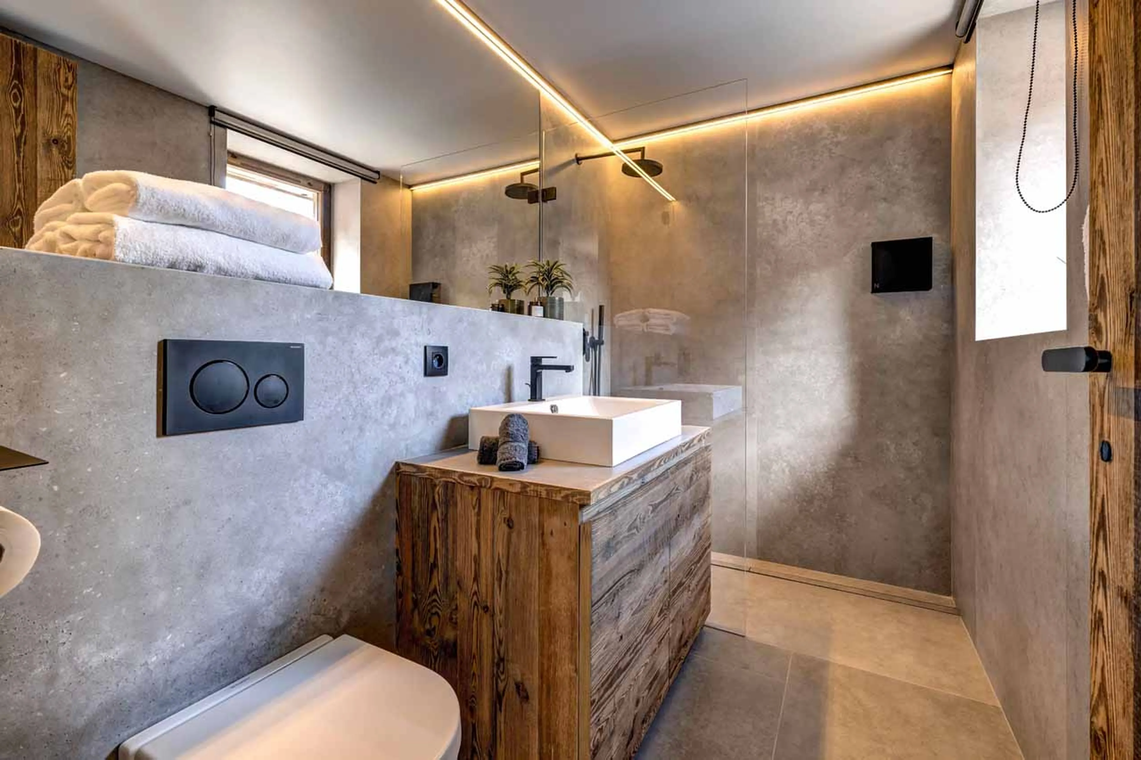 En-suite shower room with walk-in double width shower in Chalet Zanskar, St Martin de Belleville
