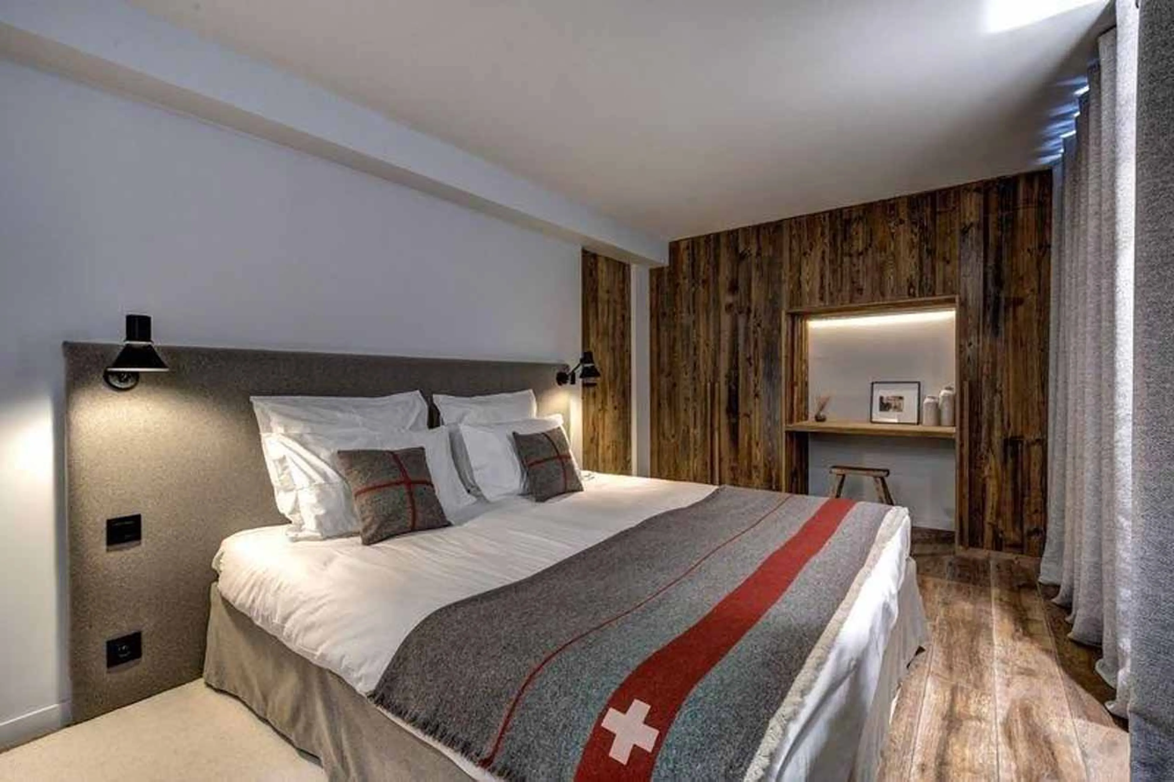 Super king/twin bedroom with built-in wardrobes and desk in Chalet Zanskar, St Martin de Belleville