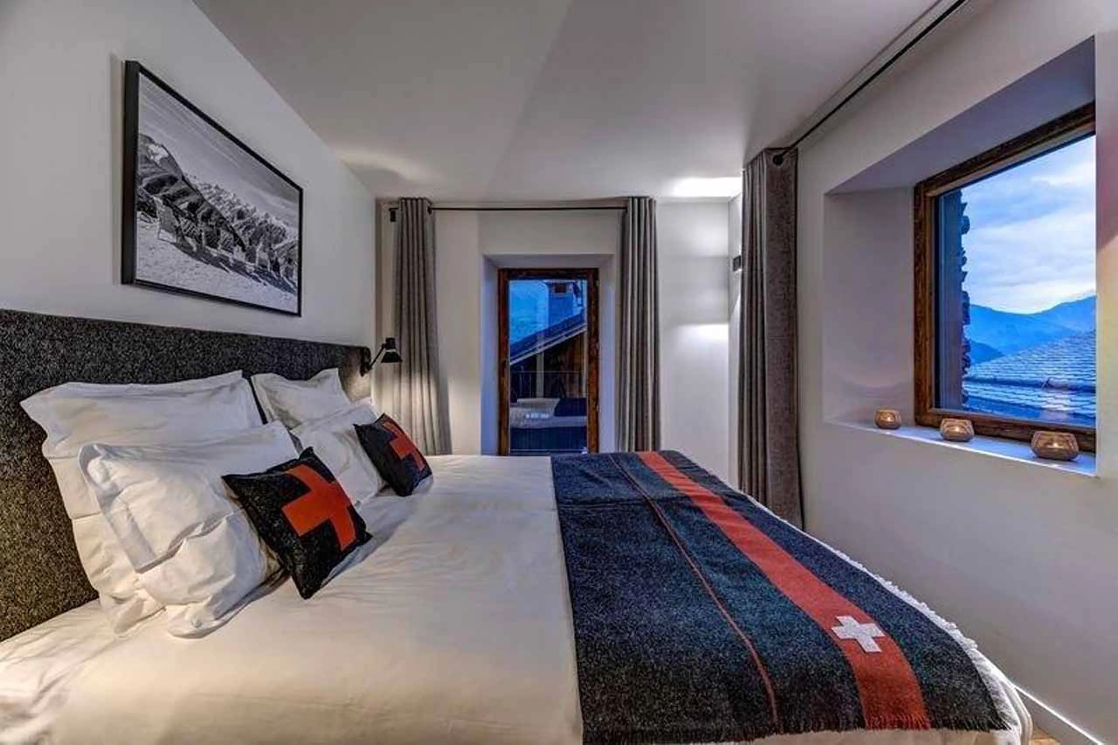 Super king/twin bedroom with balcony access in Chalet Zanskar, St Martin de Belleville