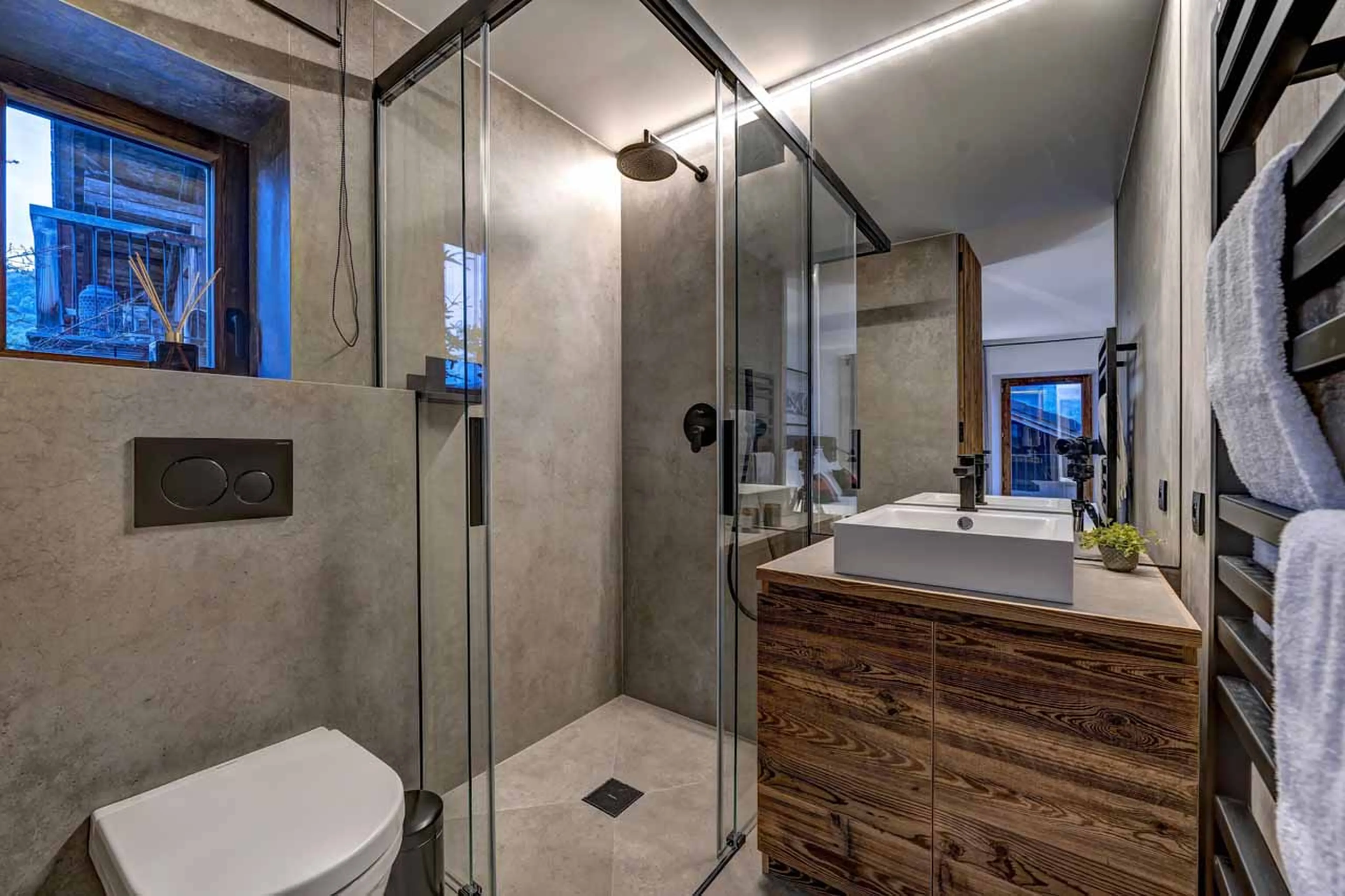 En-suite shower room with walk-in shower in Chalet Zanskar, St Martin de Belleville