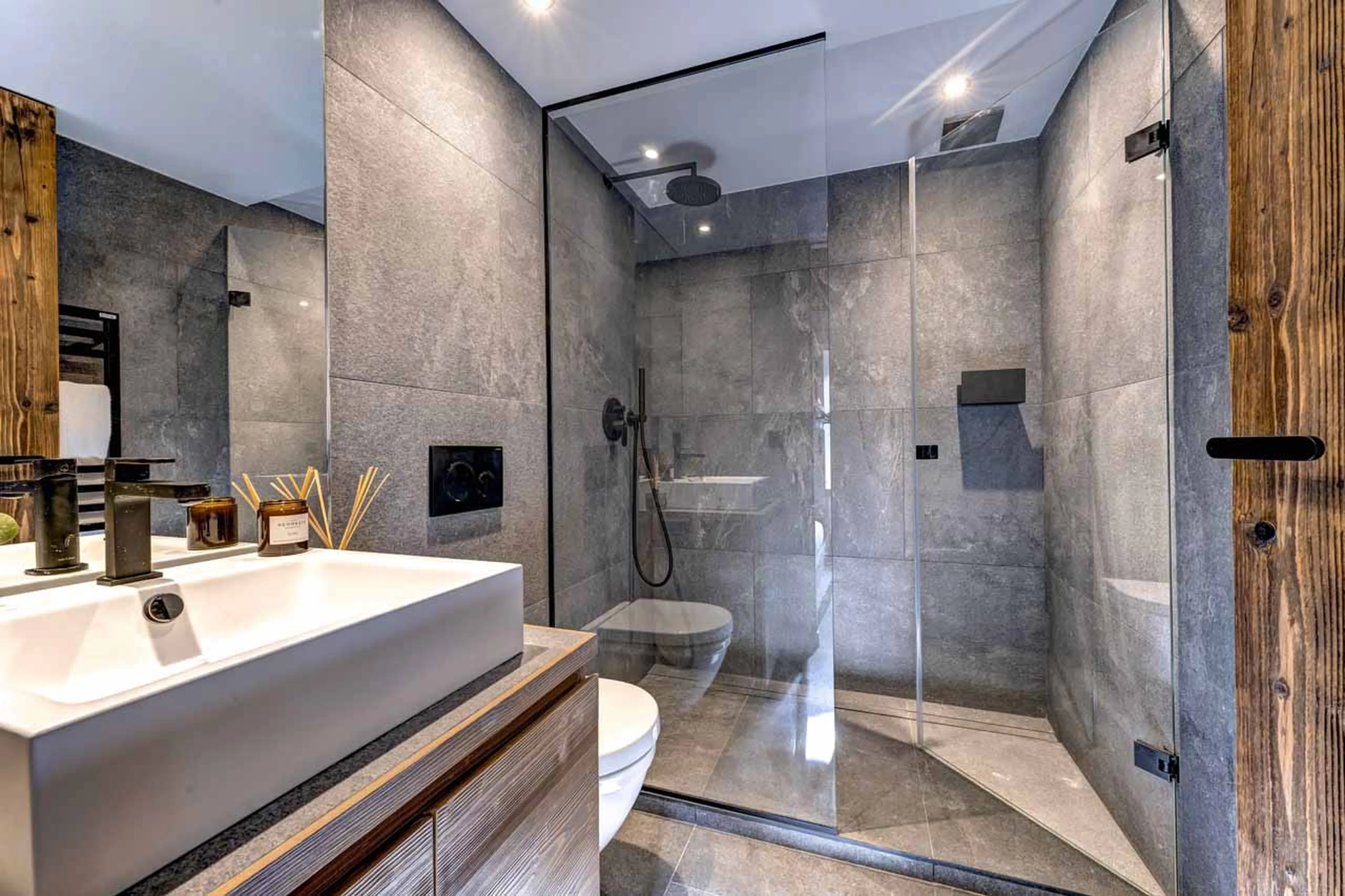 En-suite shower room with walk-in shower in Chalet Zanskar, St Martin de Belleville
