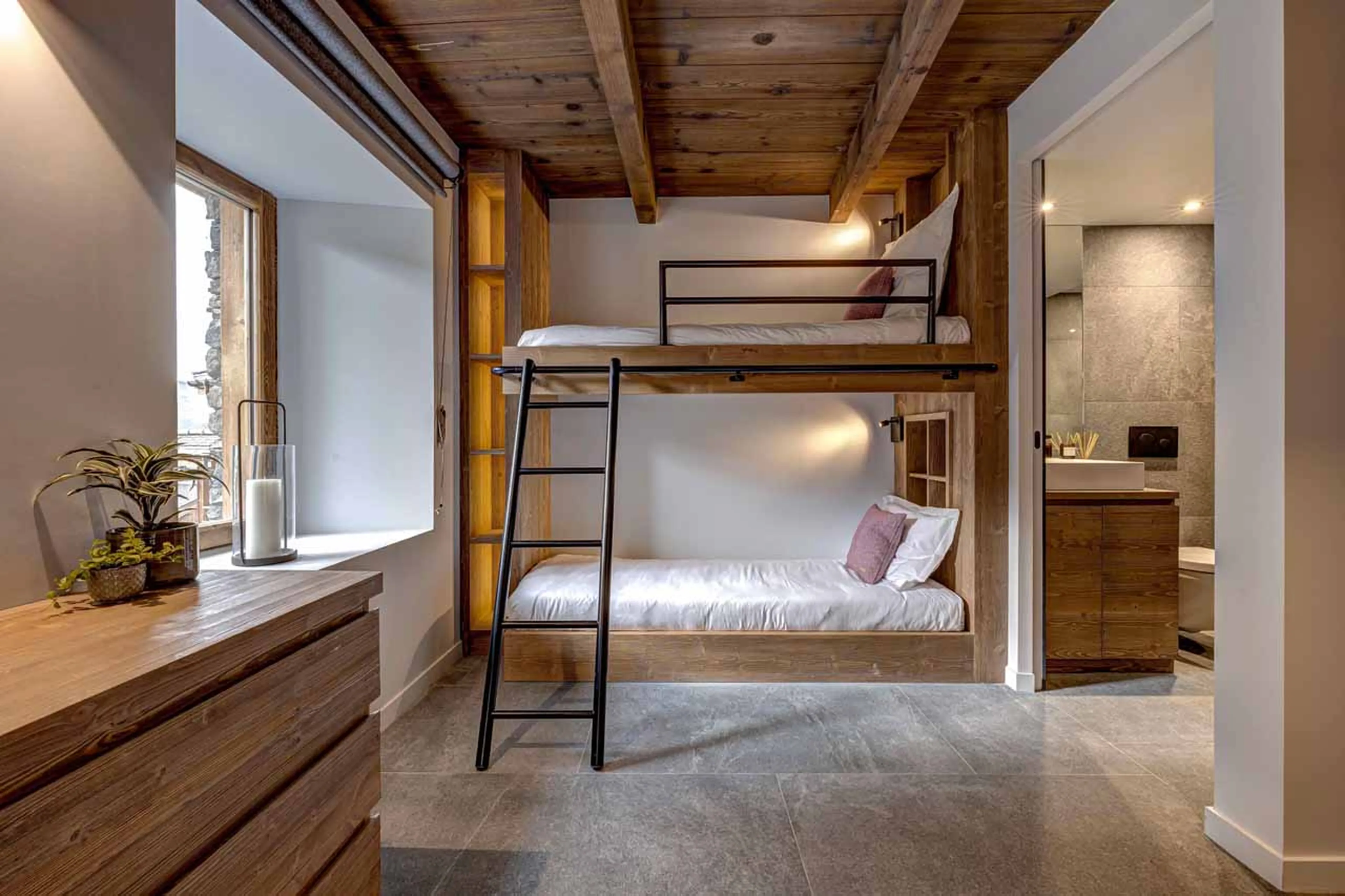 Bunk room with desk and en-suite shower room in Chalet Zanskar, St Martin de Belleville