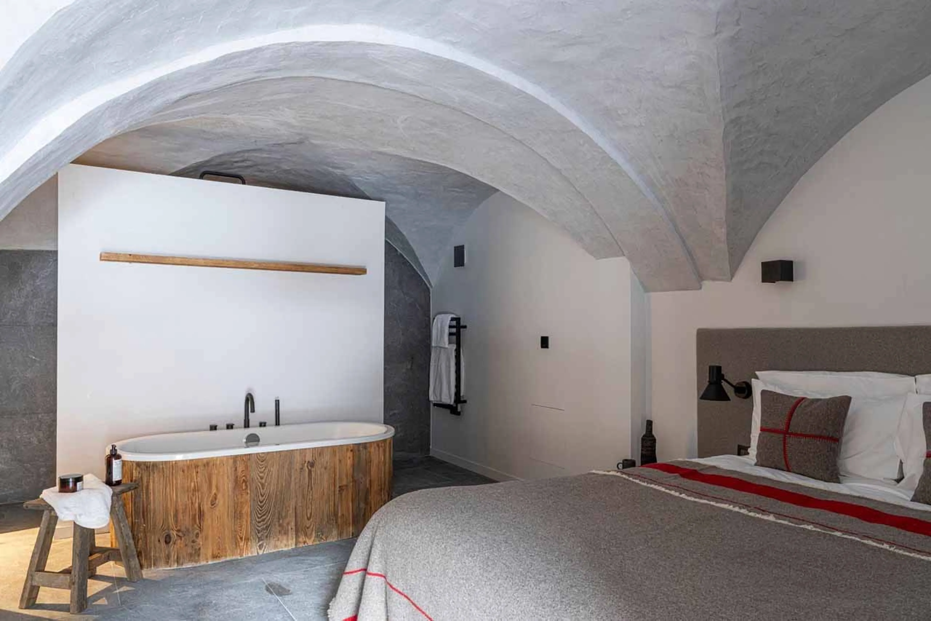 Super king/twin bedroom with free standing bath in Chalet Zanskar, St Martin de Belleville