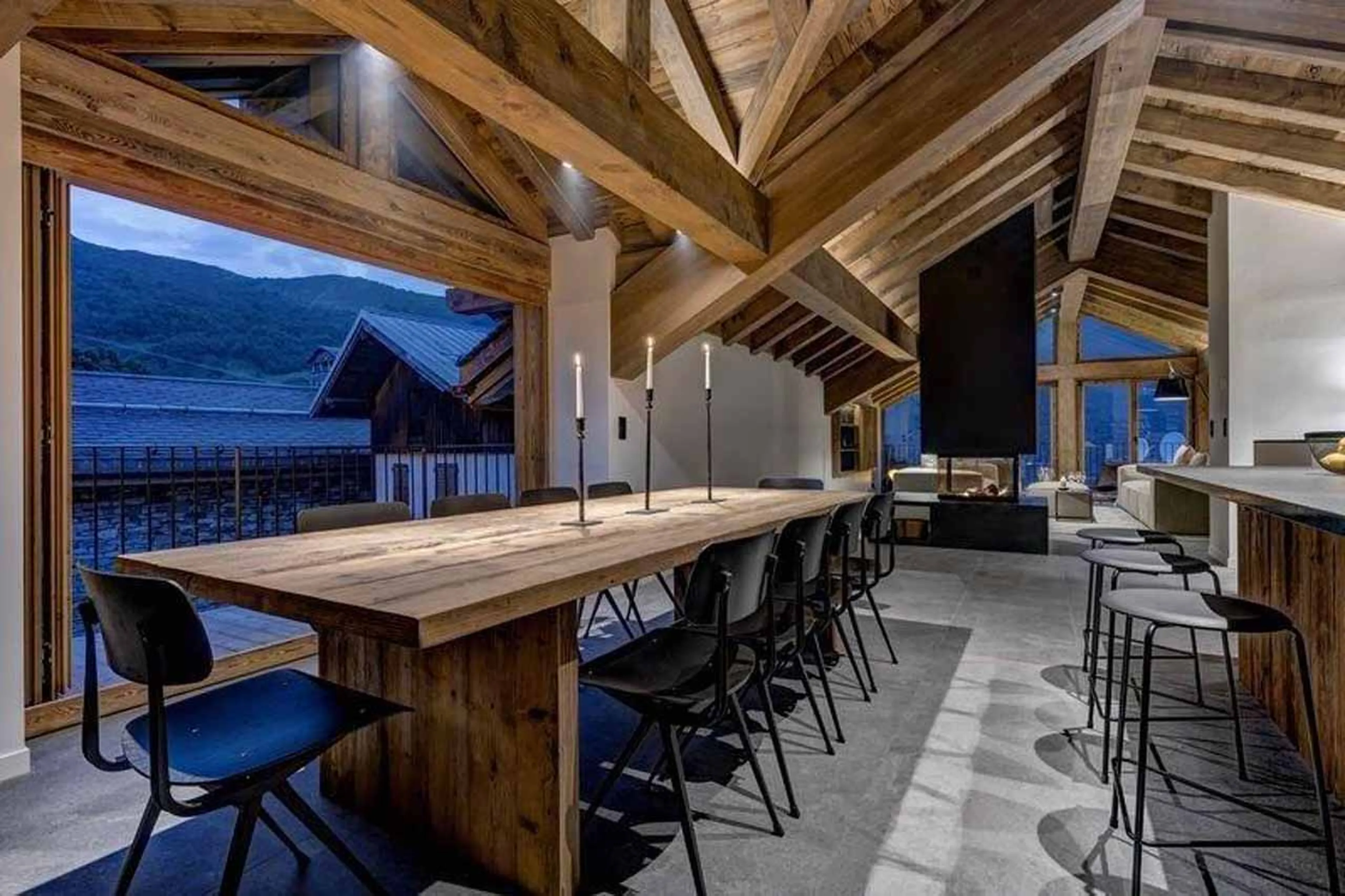 Dining table in Chalet Zanskar, St Martin de Belleville