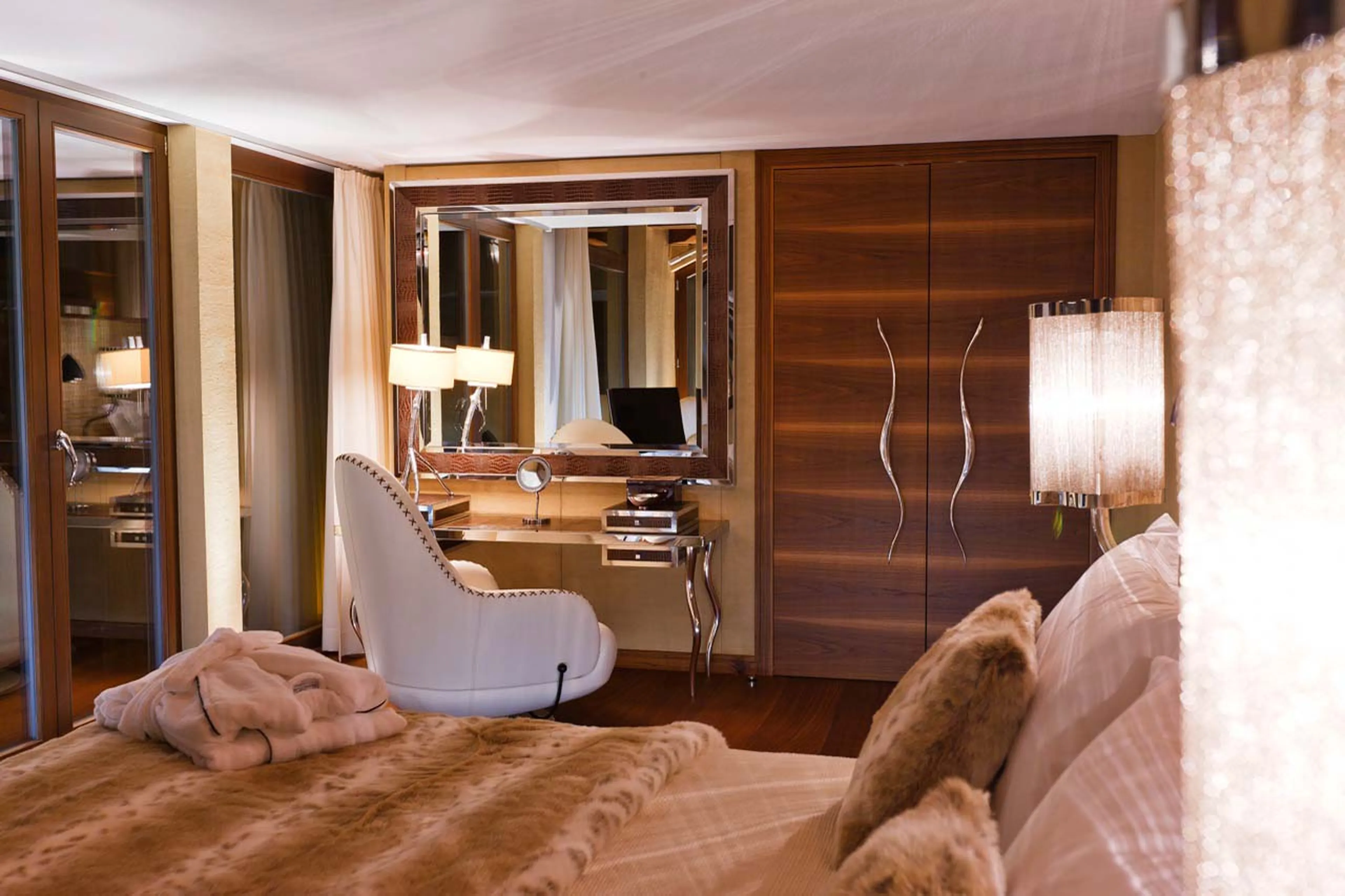 Desk in bedroom 1 of Chalet Zermatt Peak in Zermatt