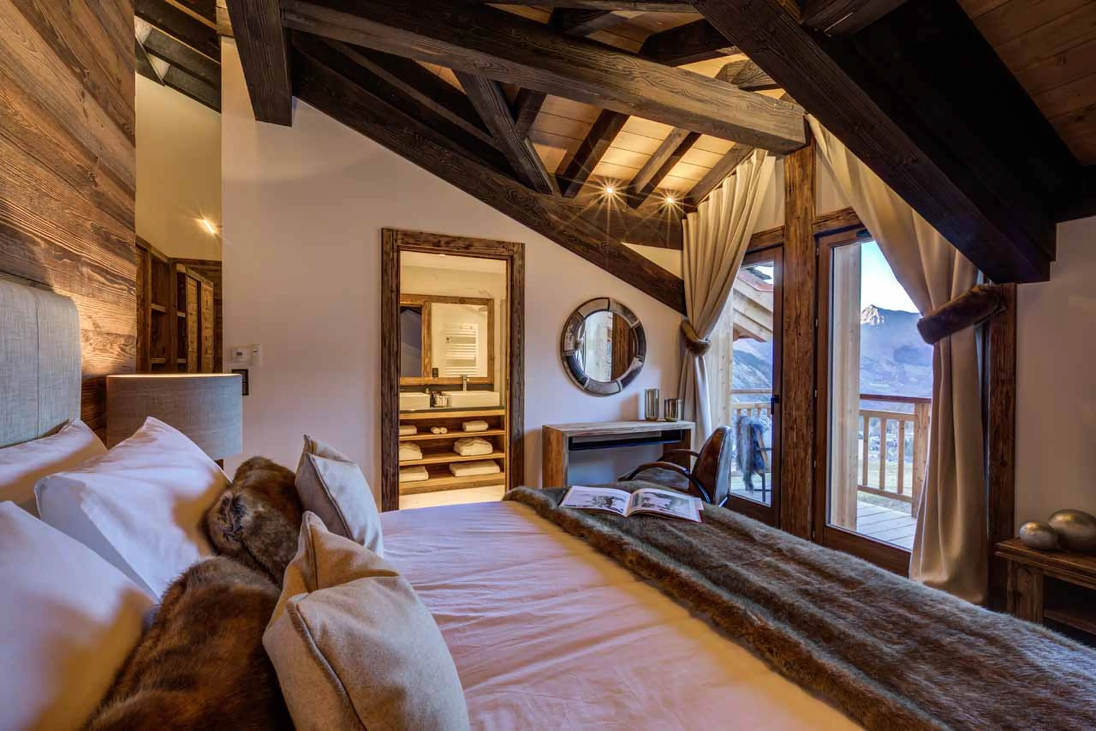 Bedroom opens onto balcony overlooking piste at Chez Bugi in St Martin de Belleville