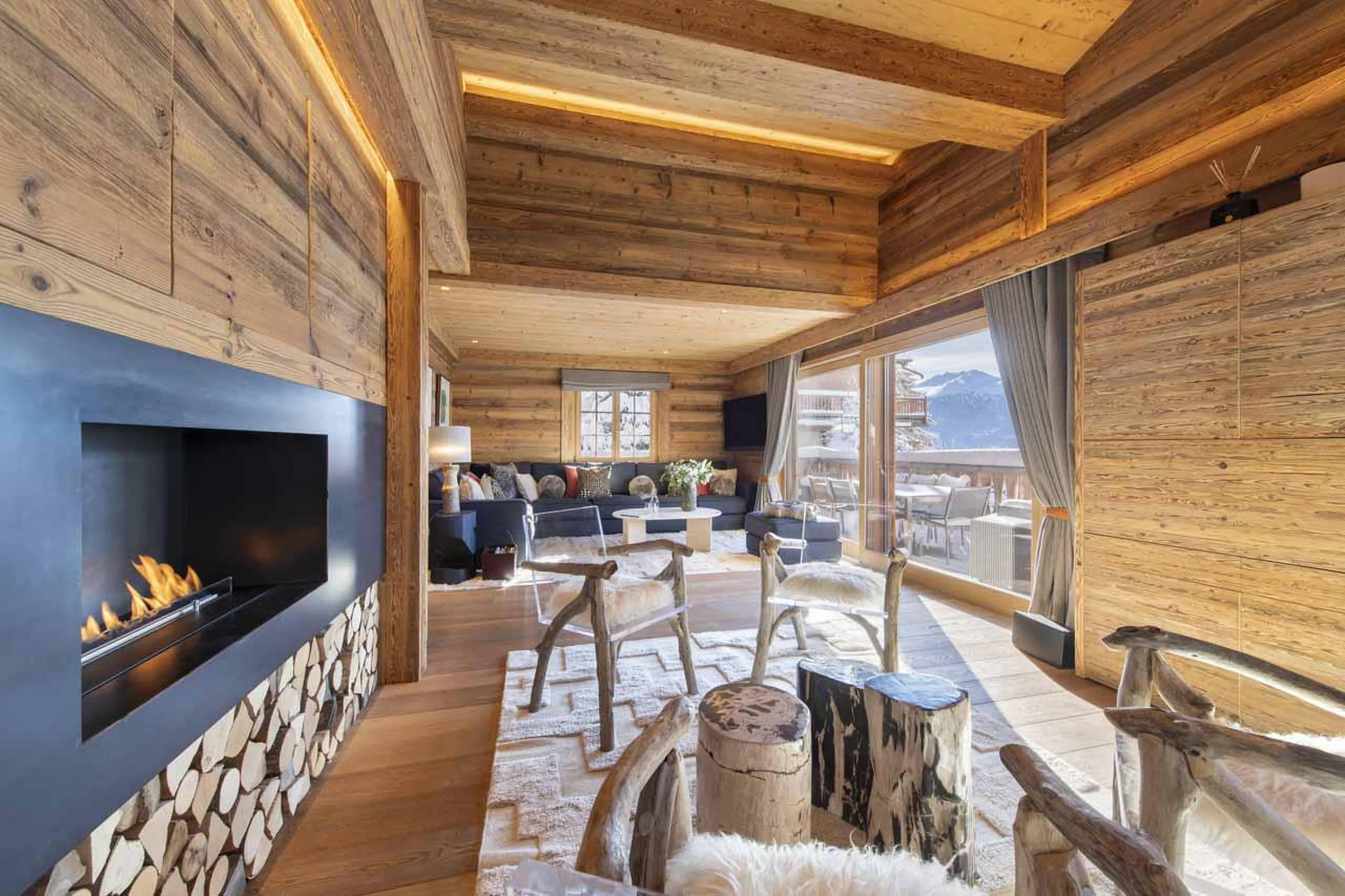 Open plan living room in Chalet Daphne in Verbier