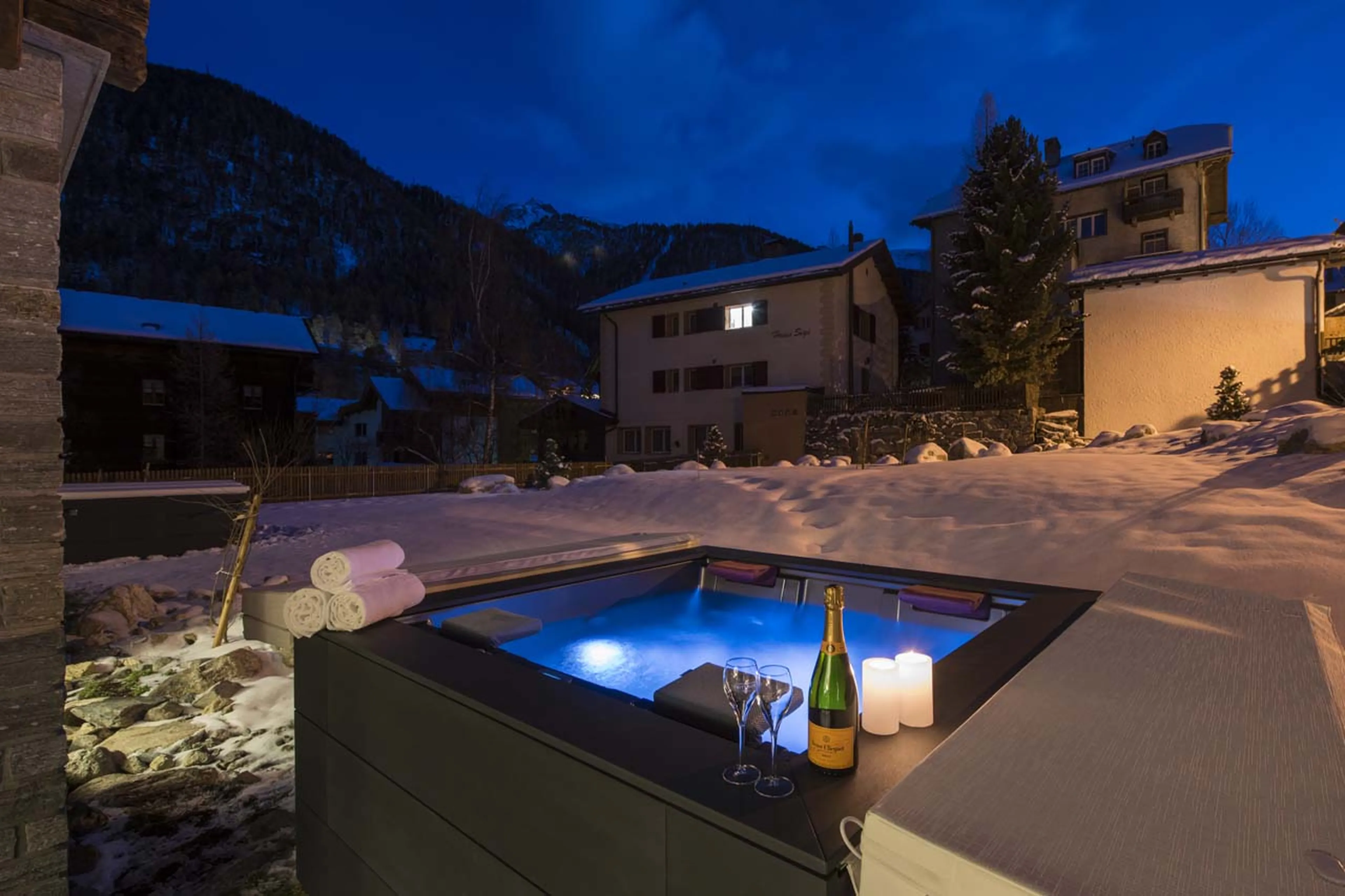 Outdoor hot tub at Christiania 1 Apartment in Zermatt