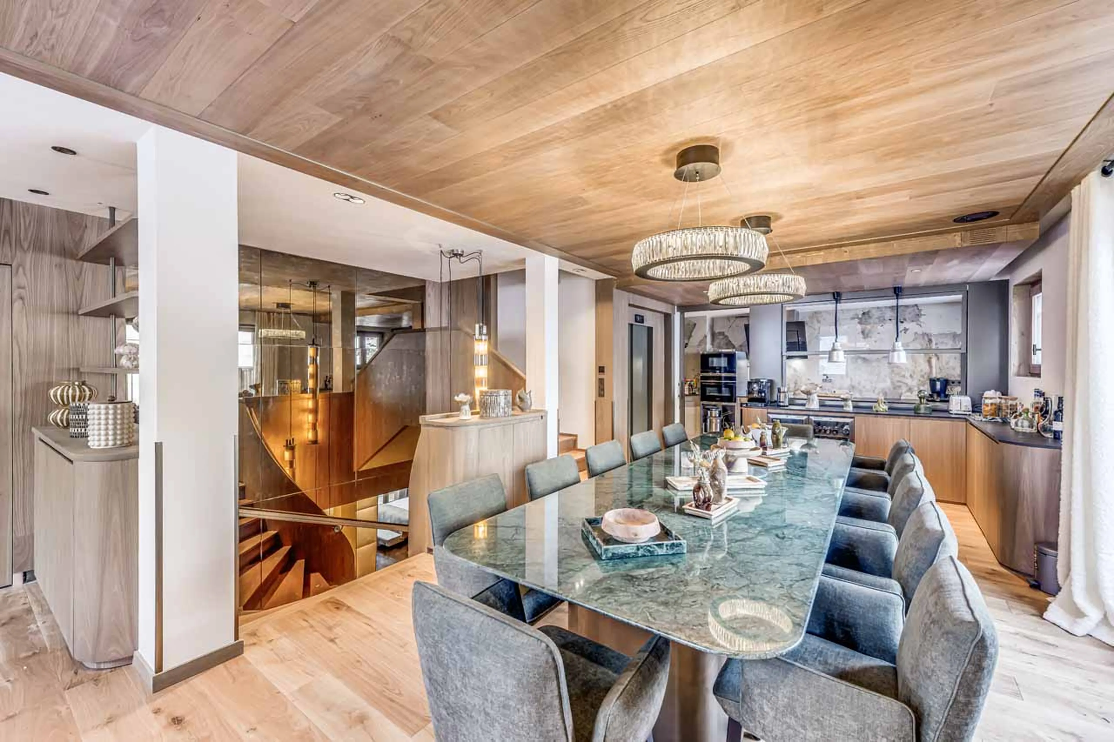 Dining table and chairs in Chalet des Legendes, Val d'Isere