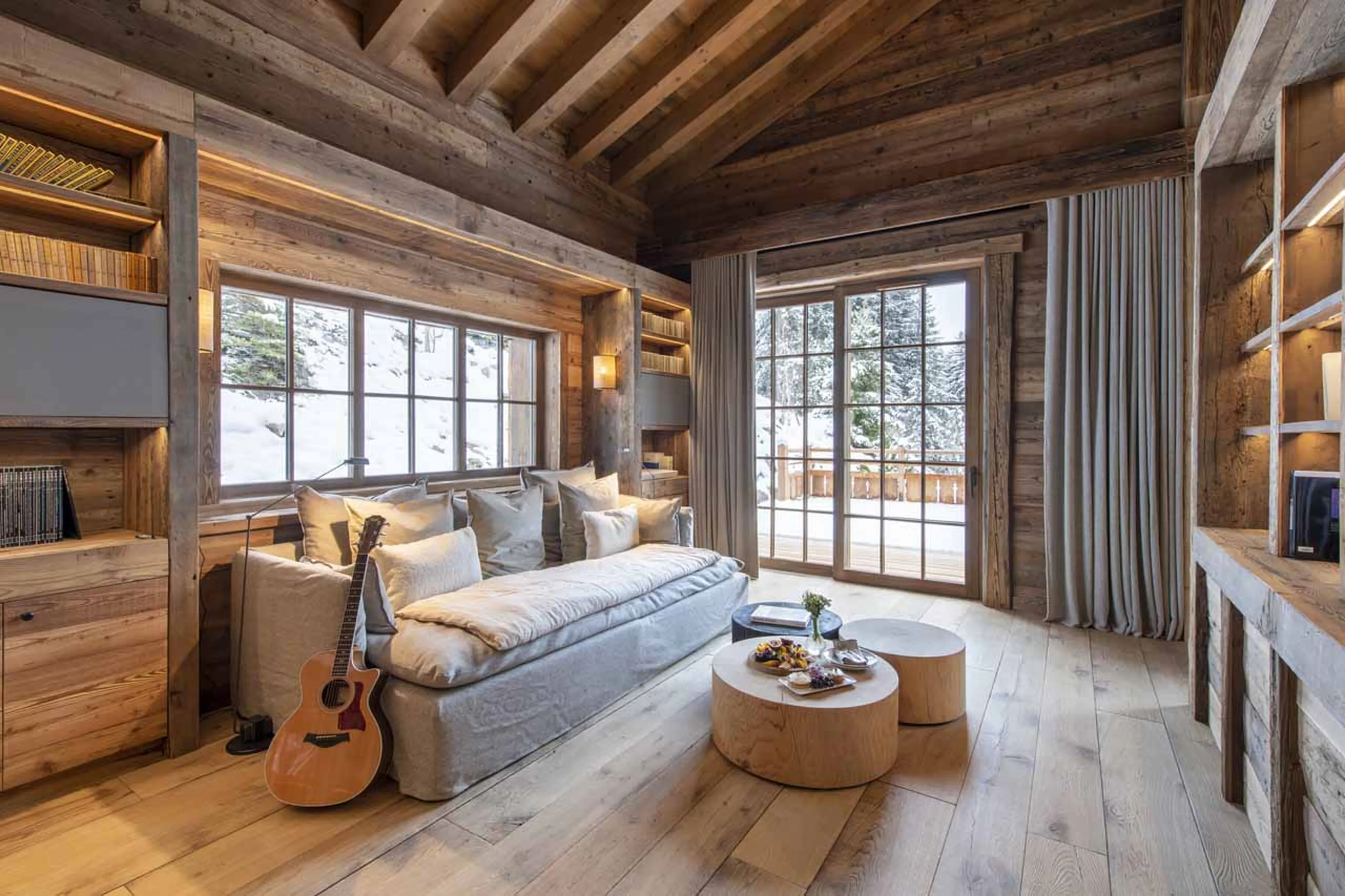 Library with access to terrace at Chalet Domaine de l'Orme in Meribel