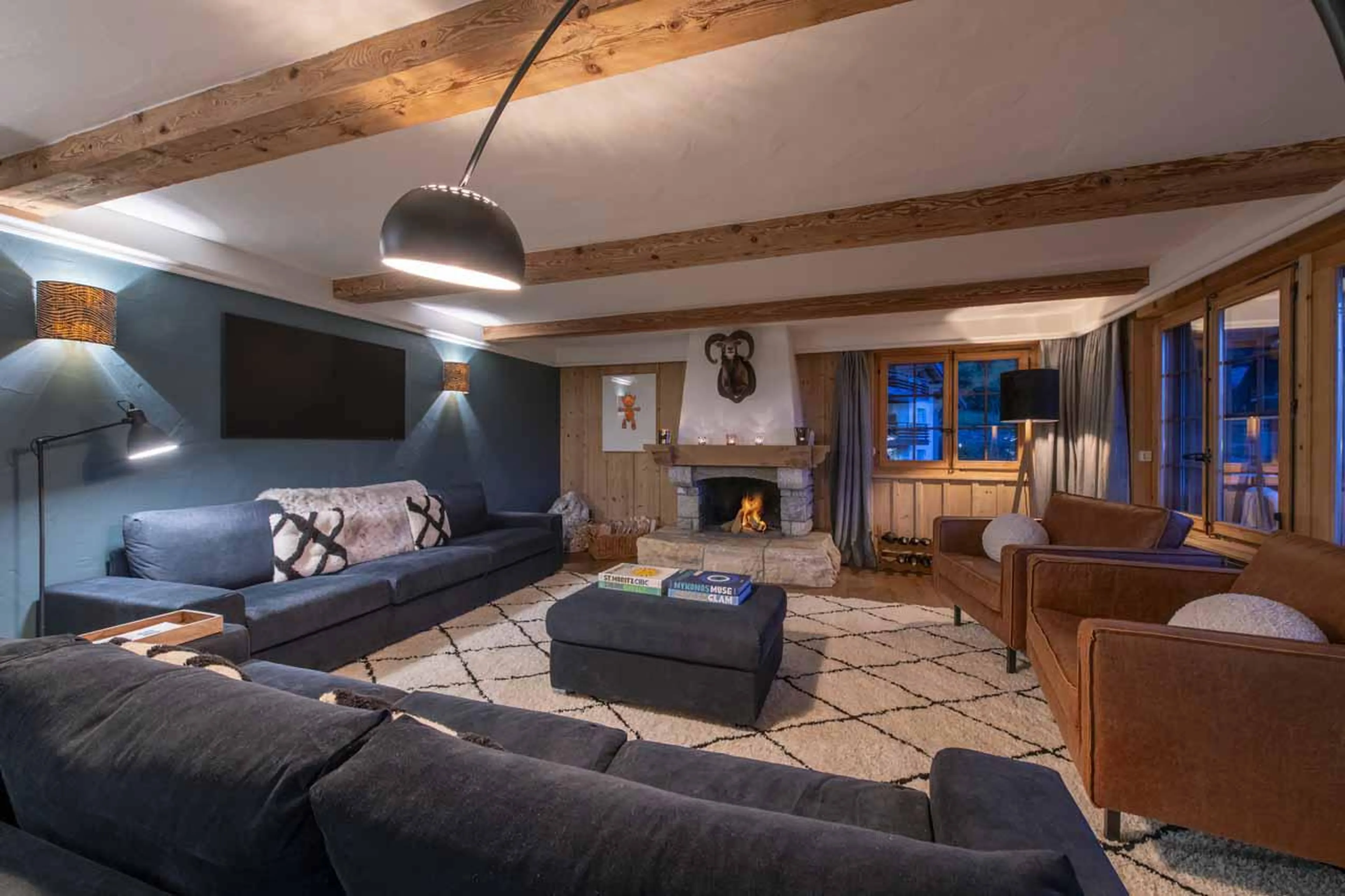 Living room with fireplace in Fleur de Lin 204, Verbier