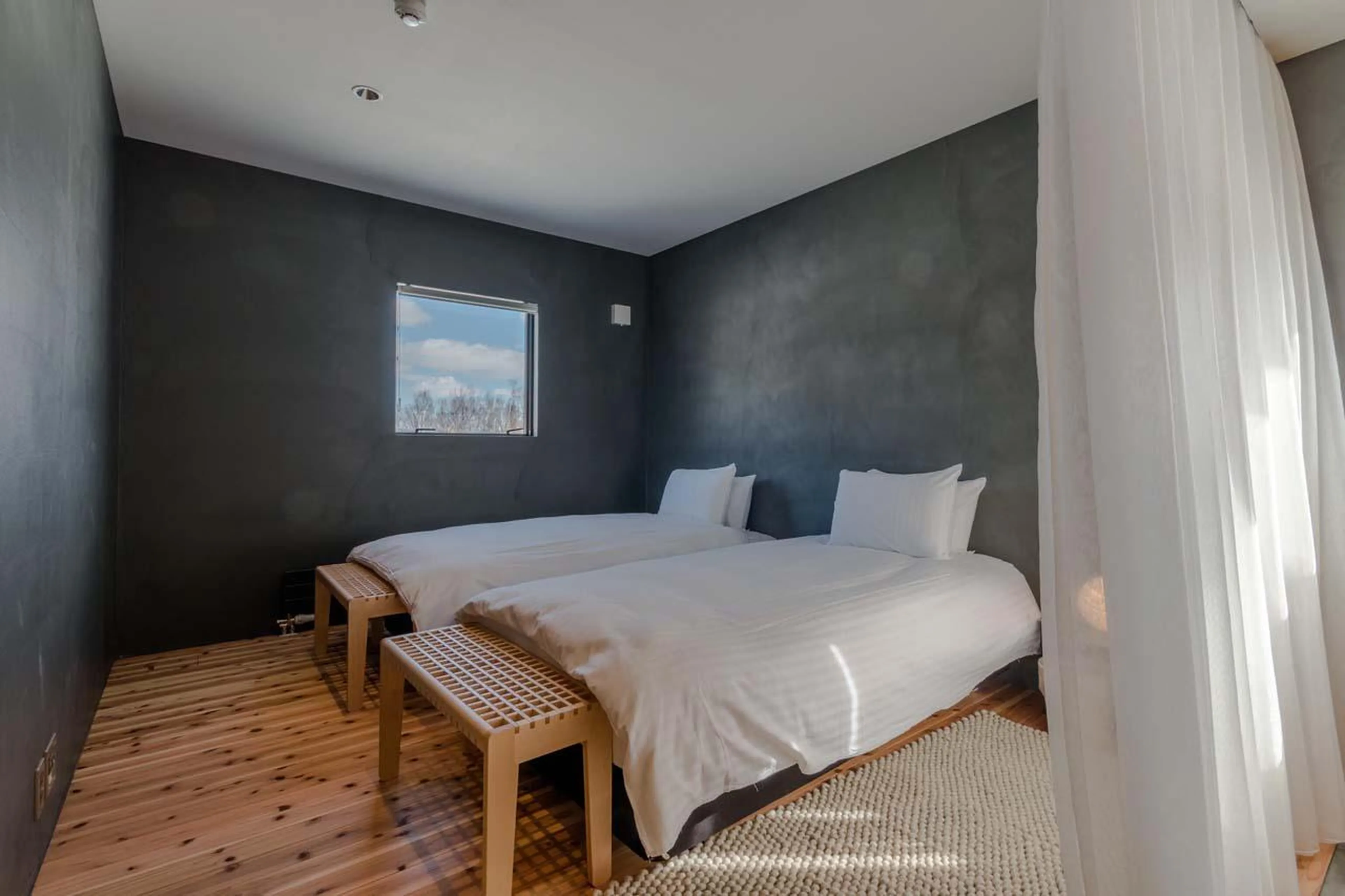 Double/twin bedroom with en-suite shower room at Chalet Foxwood E in Niseko