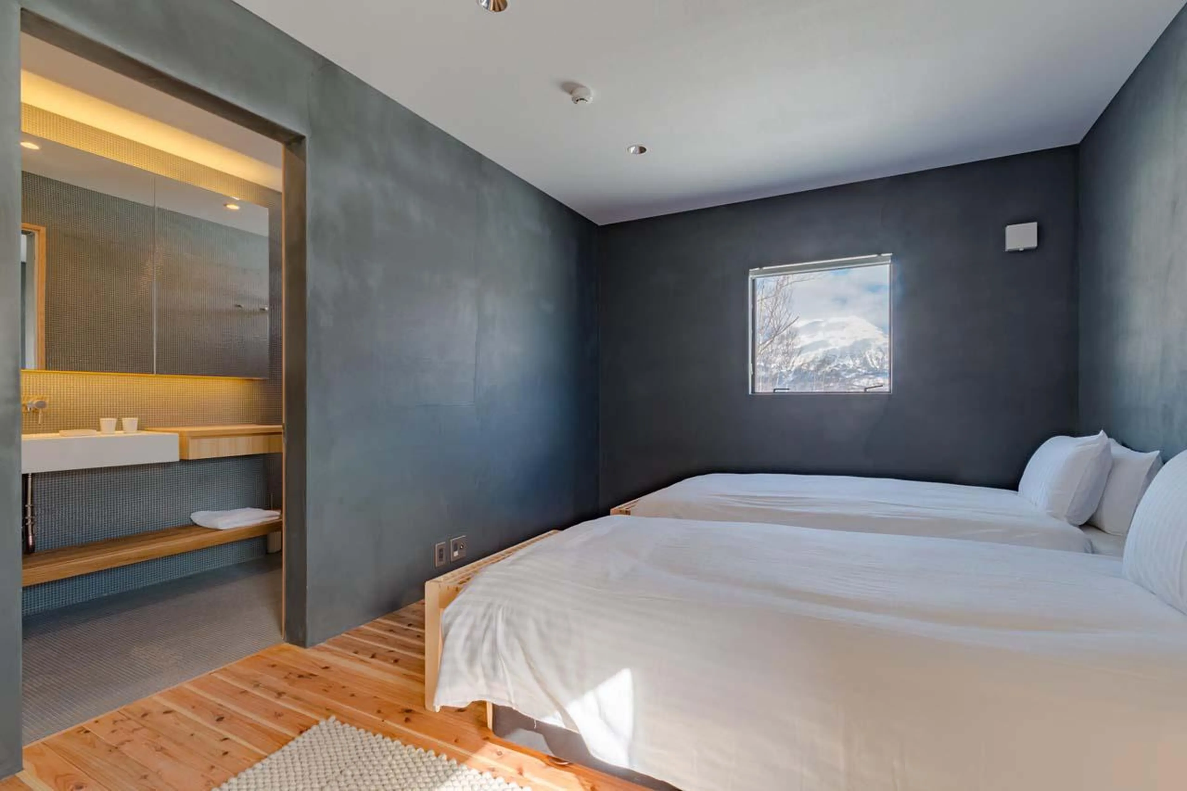 Spacious bedroom with access to en-suite shower room at Chalet Foxwood E in Niseko