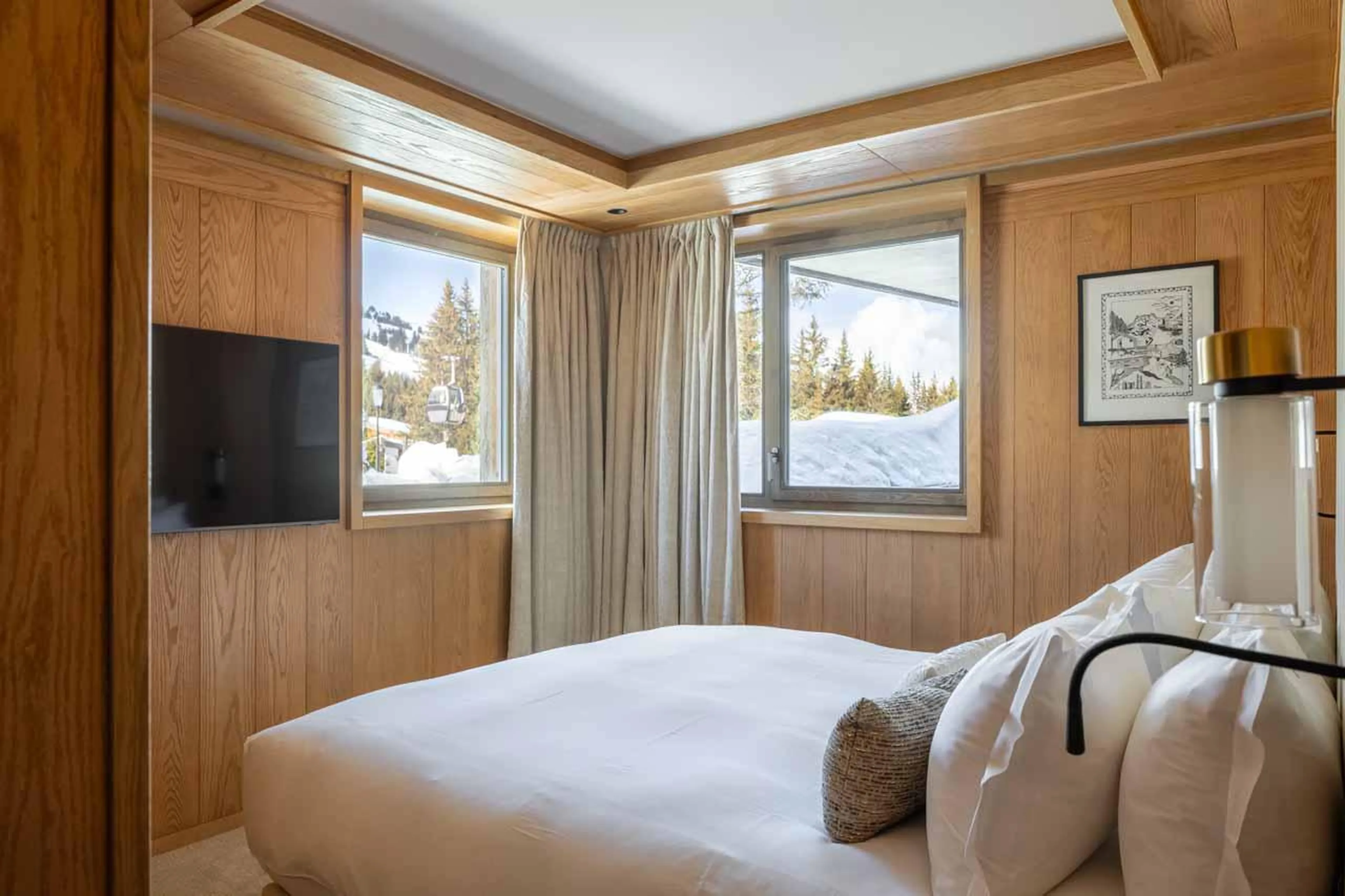 Double bedroom with TV in Sasha Apartment 3, Courchevel 1850