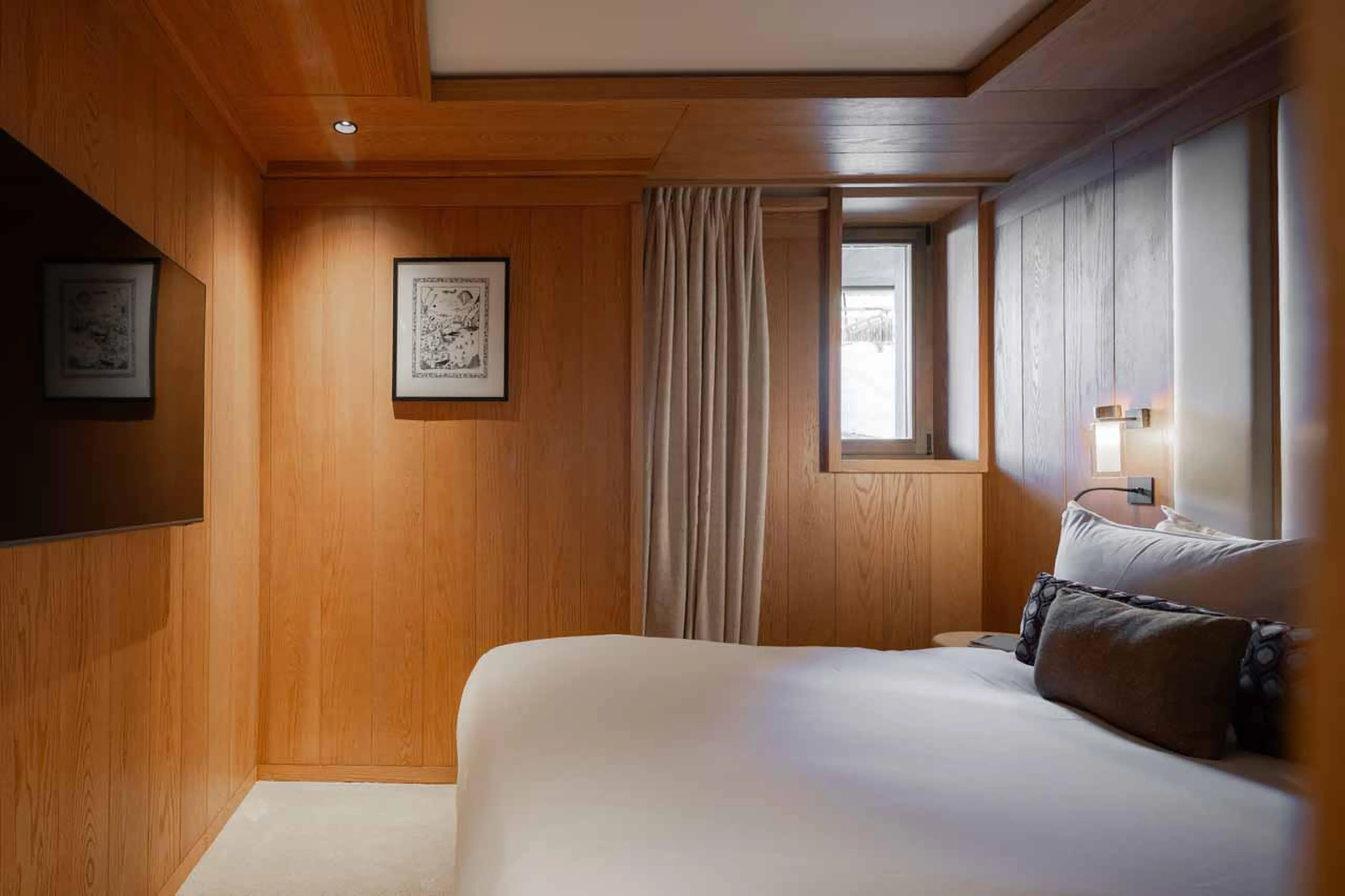 Double bedroom with TV in Sasha Apartment 3, Courchevel 1850