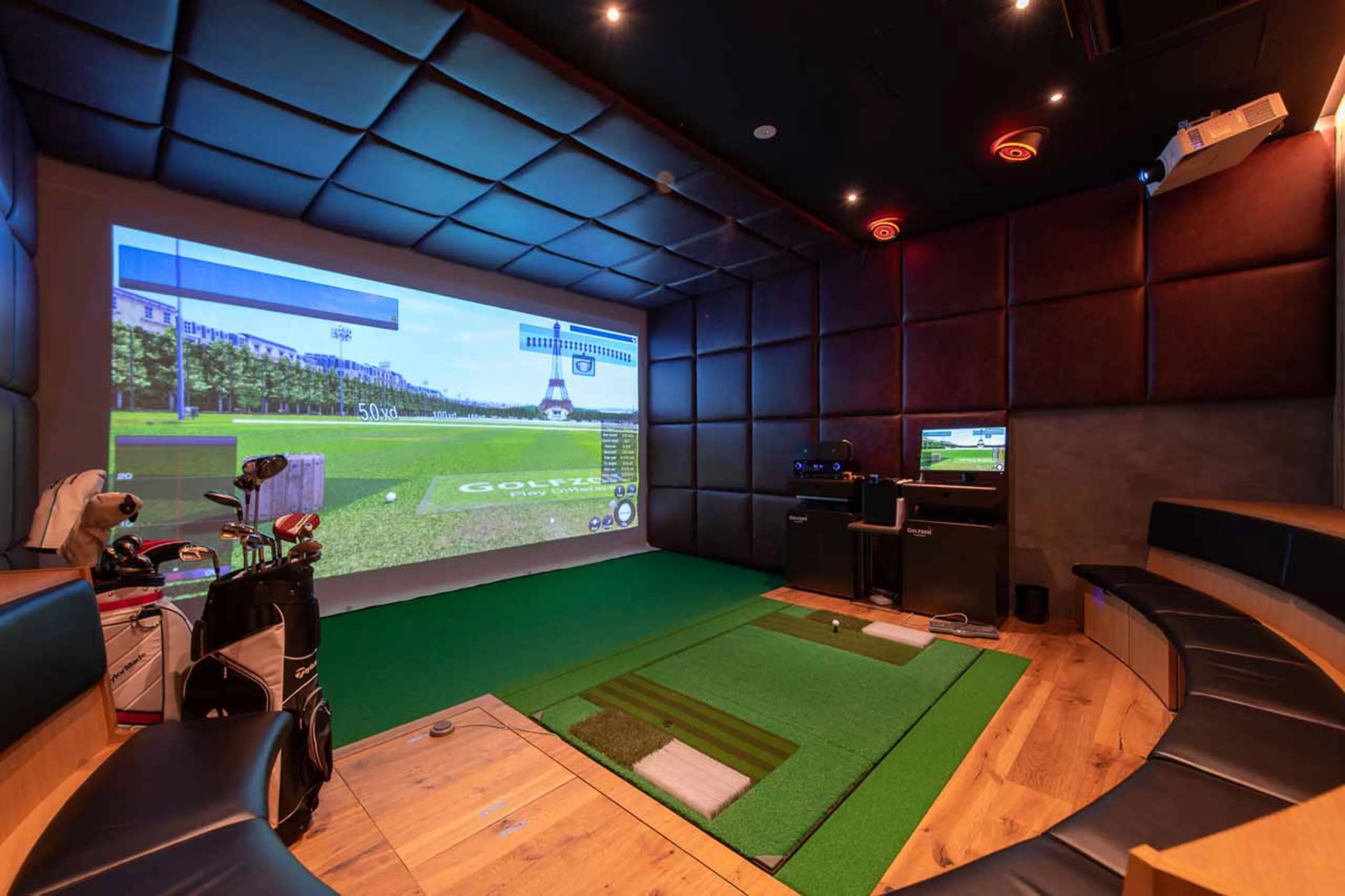 Golf simulator at HakuVillas Penthouse in Niseko