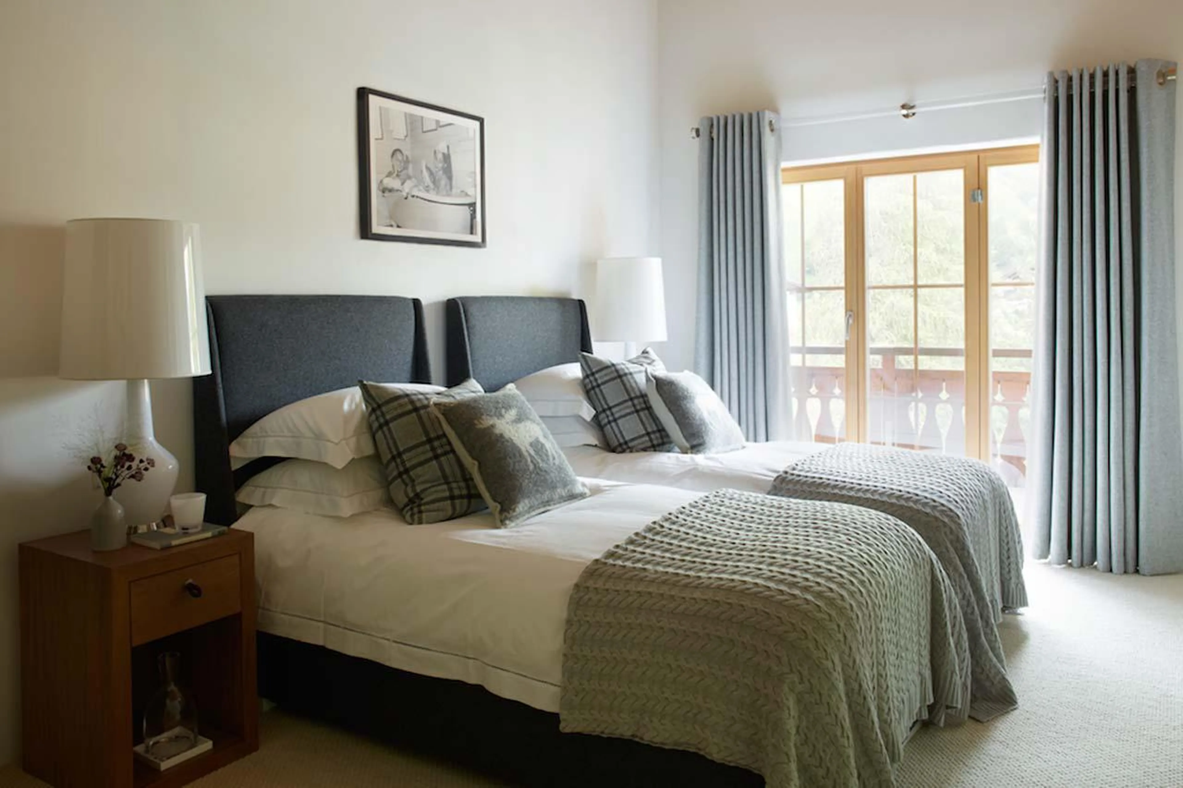 Twin/double bed in en-suite bedroom with balcony access in Haus Alpina in Klosters